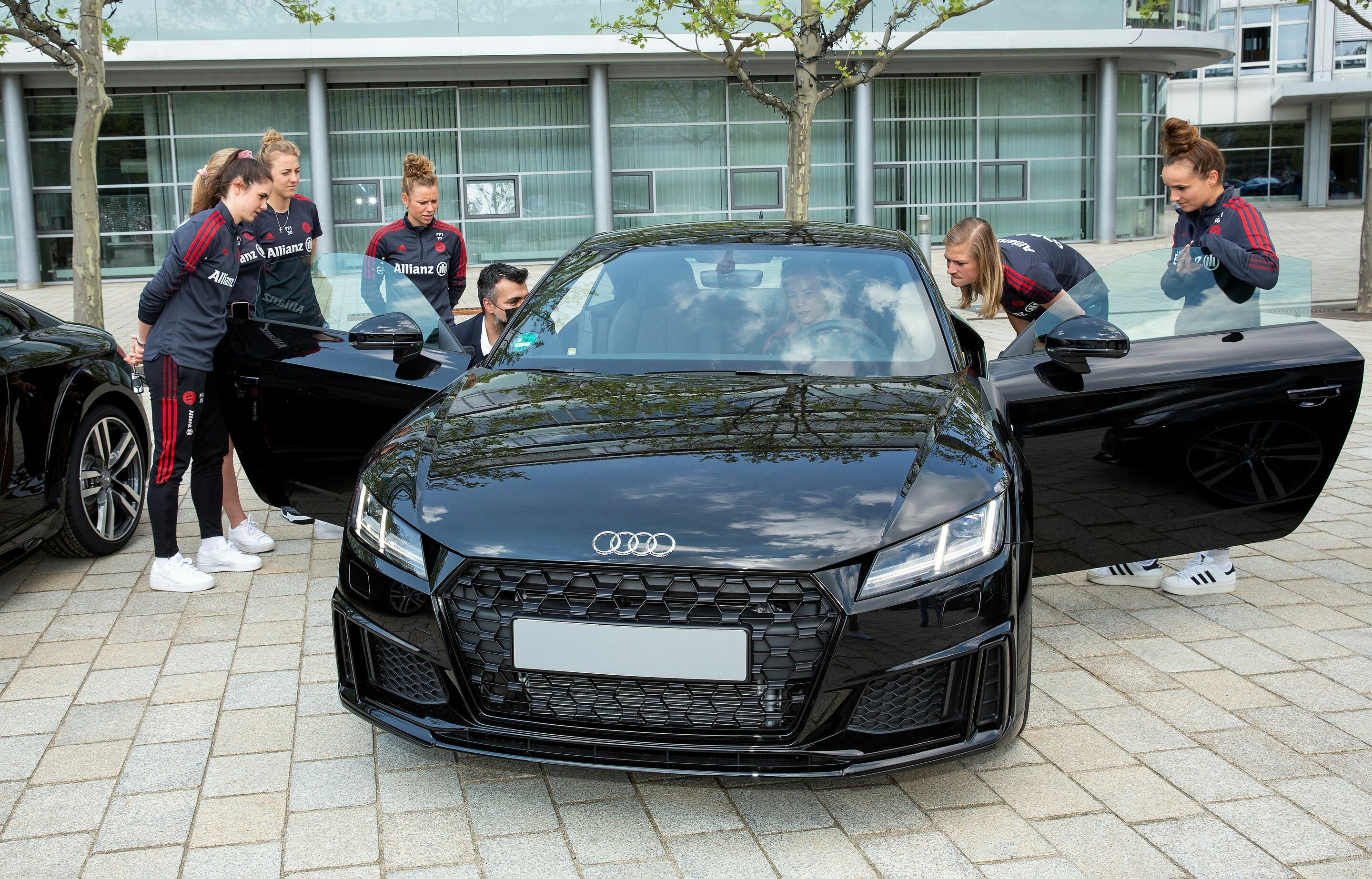 Audi Fahrzeugübergabe - (Von links nach rechts): Sarah Zadrazil, Carolin Simon, Linda Dallmann, Hanna Glas, Carina Wenninger und Lina Magull