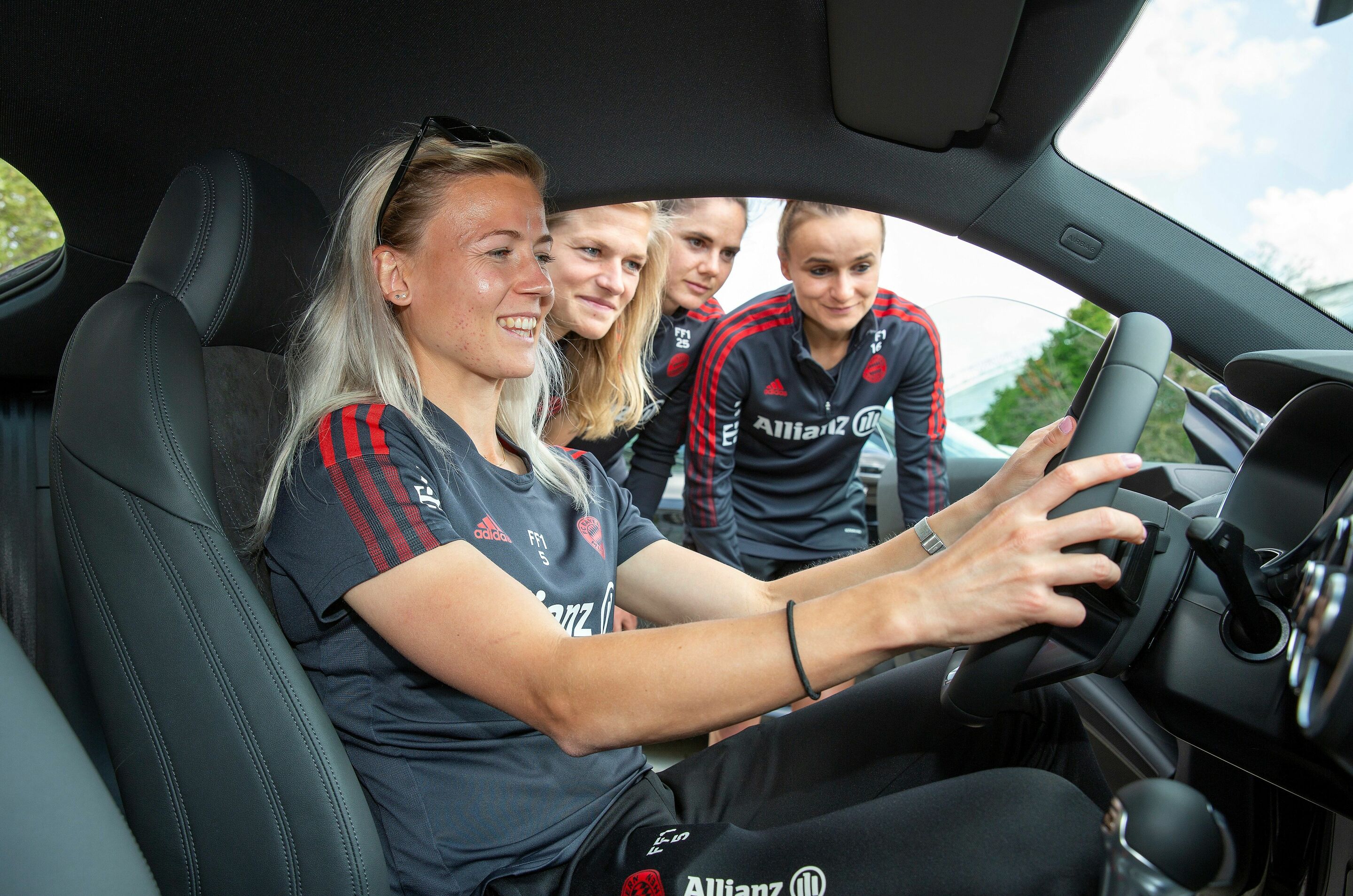 Audi Fahrzeugübergabe - (Von links nach rechts): Die Spielerinnen Hanna Glas, Carina Wenninger, Sarah Zadrazil und Lina Magull