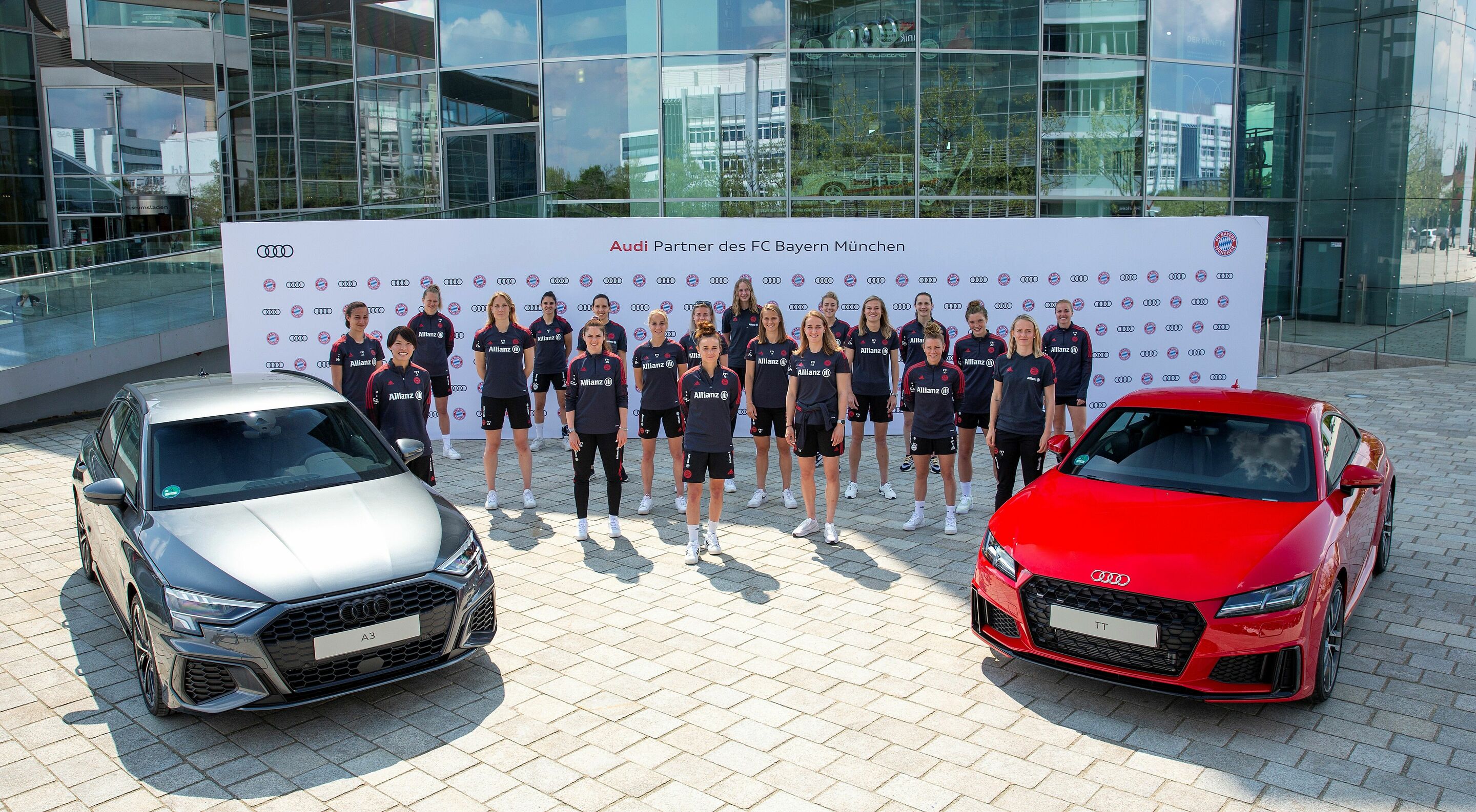 Audi Fahrzeugübergabe - Die Spielerinnen und das Trainerteam des FC Bayern München sind ab jetzt im Audi A1, A3 und TT unterwegs