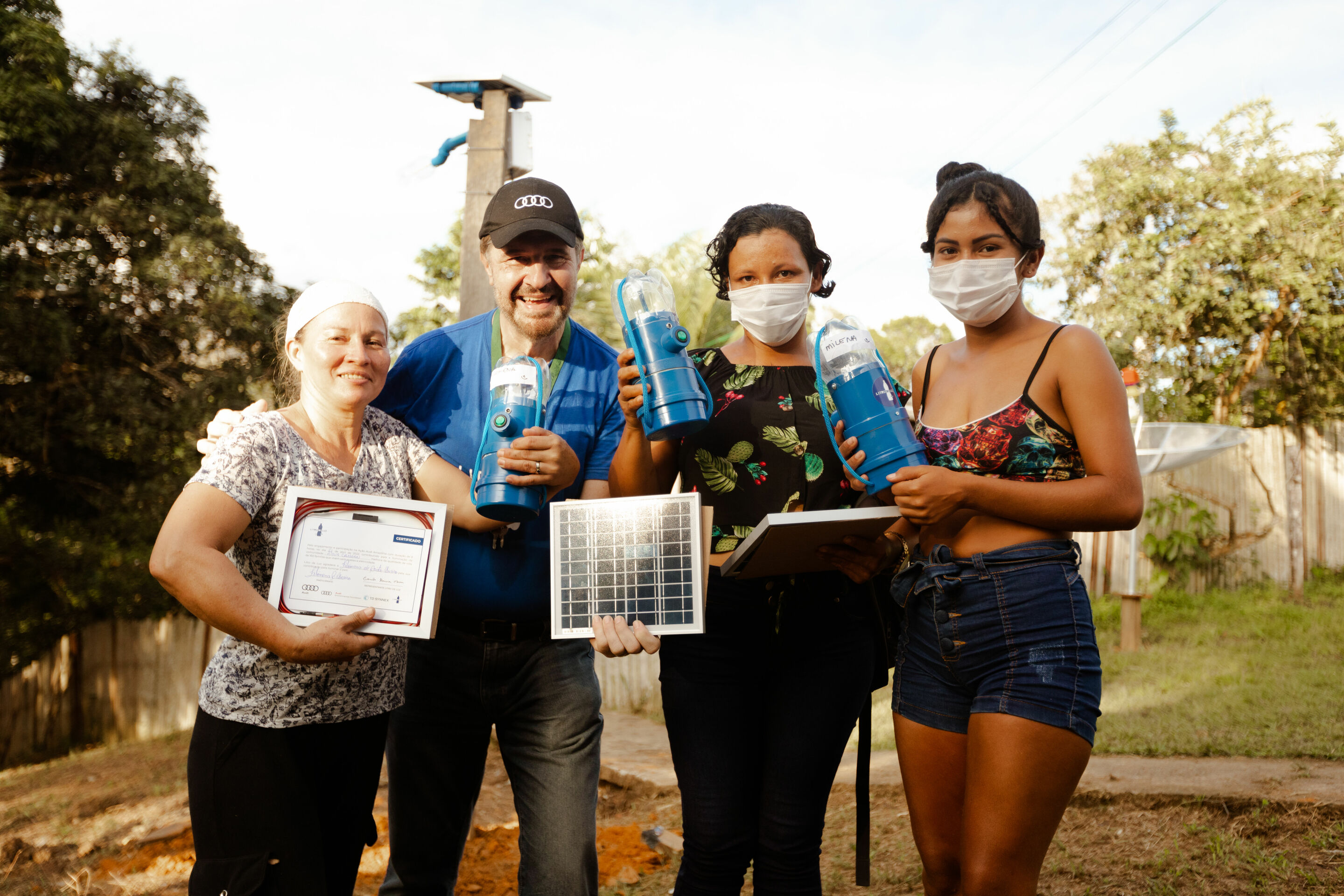Audi and Litro de Luz install lampposts and solar lamps in Amazonian communities - Audi and Litro de Luz install lampposts and solar lamps in Amazonian communities