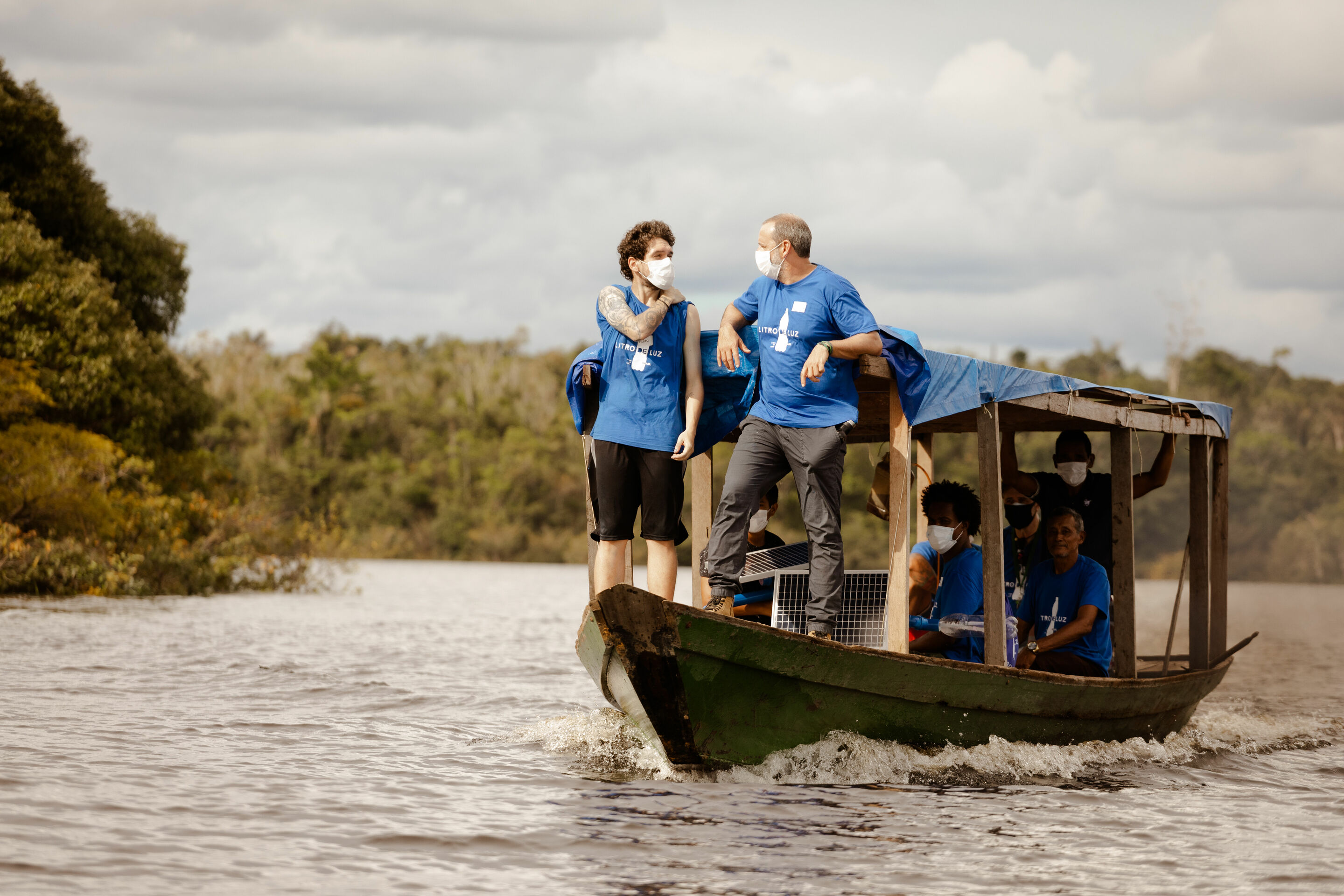 Audi and Litro de Luz install lampposts and solar lamps in Amazonian communities - Audi and Litro de Luz install lampposts and solar lamps in Amazonian communities