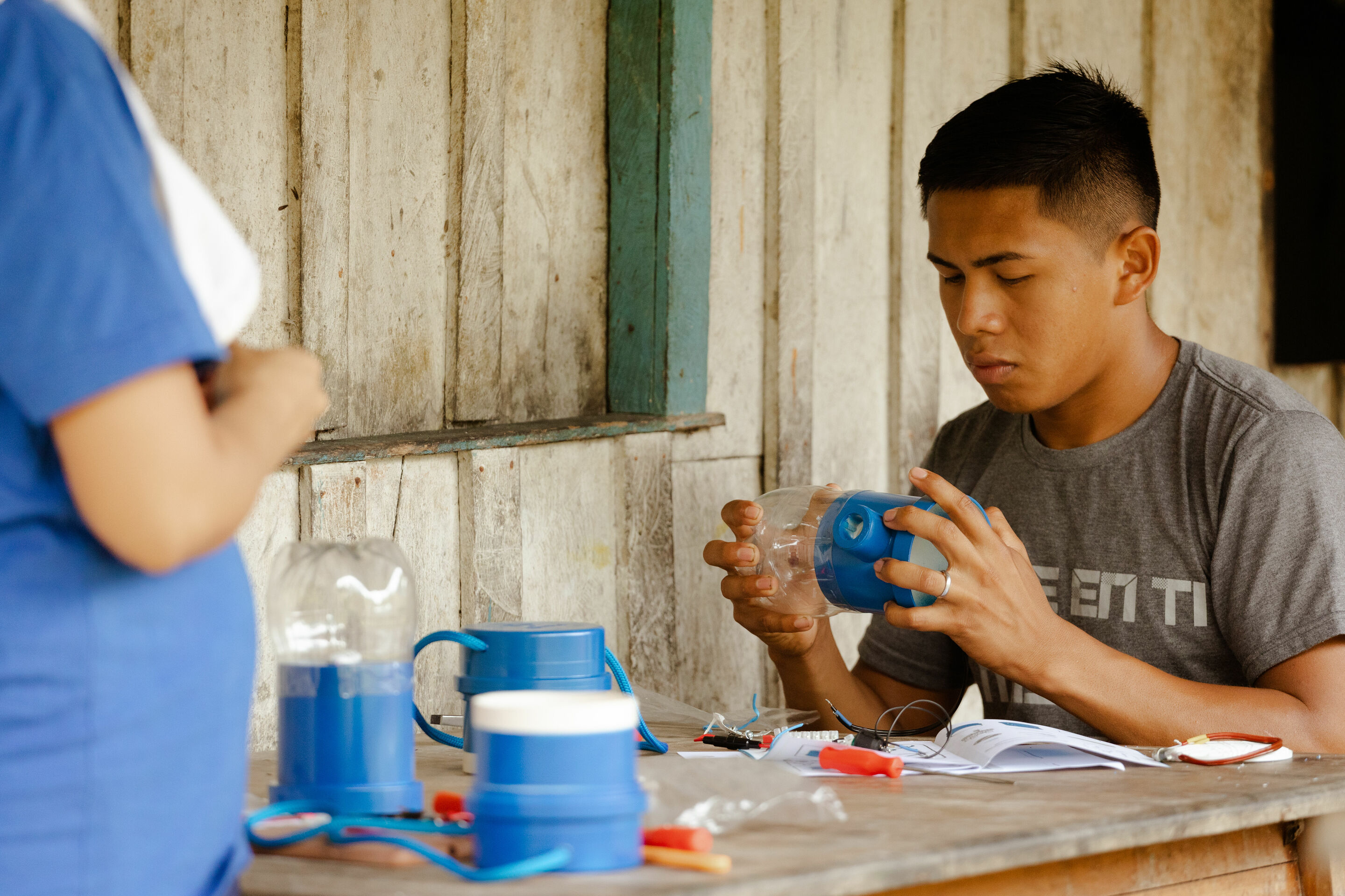 Audi and Litro de Luz install lampposts and solar lamps in Amazonian communities - Audi and Litro de Luz install lampposts and solar lamps in Amazonian communities