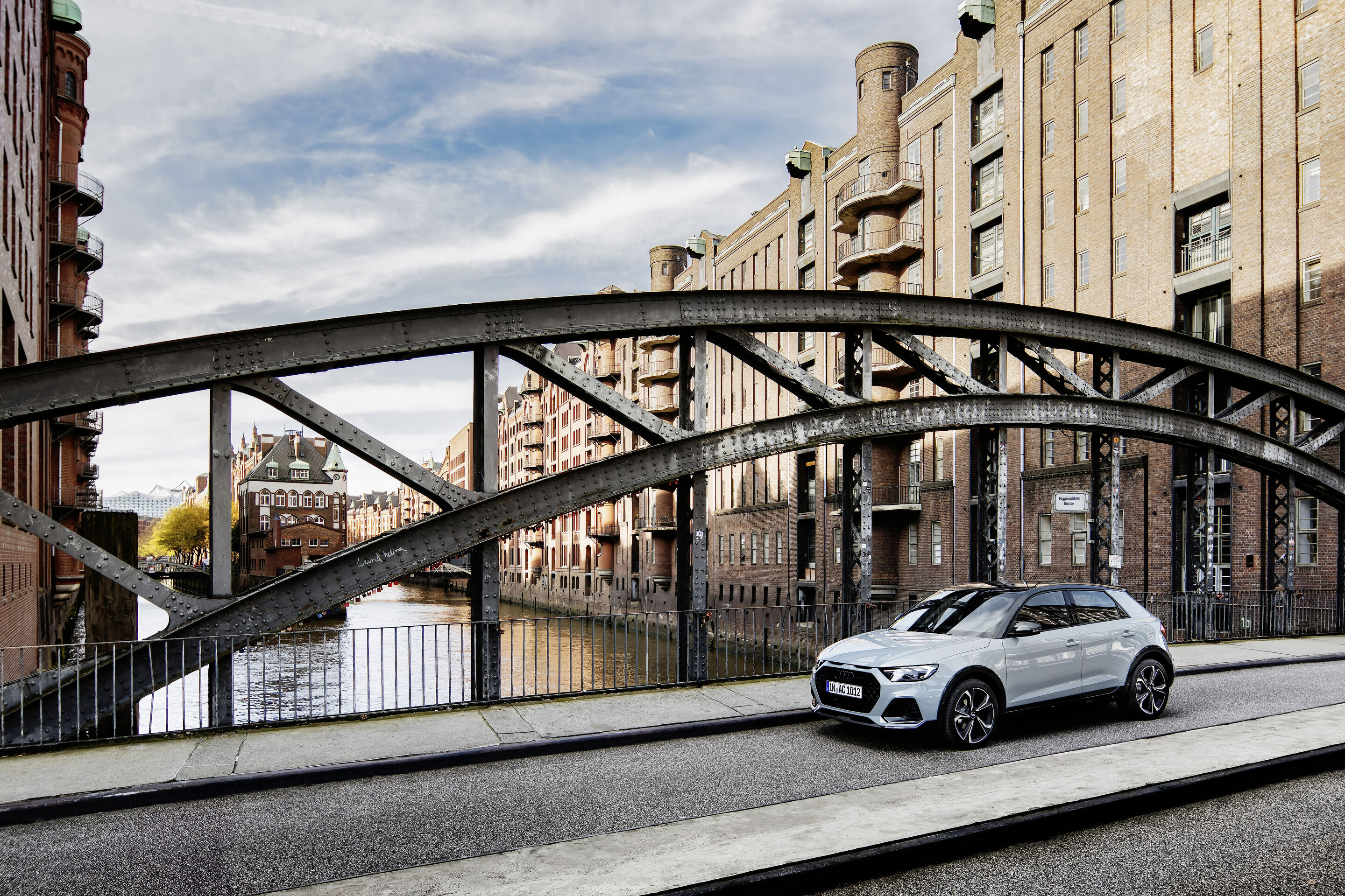 Audi A1 allstreet (until 2026) - Static photo; Colour: Arrow grey, pearl effect