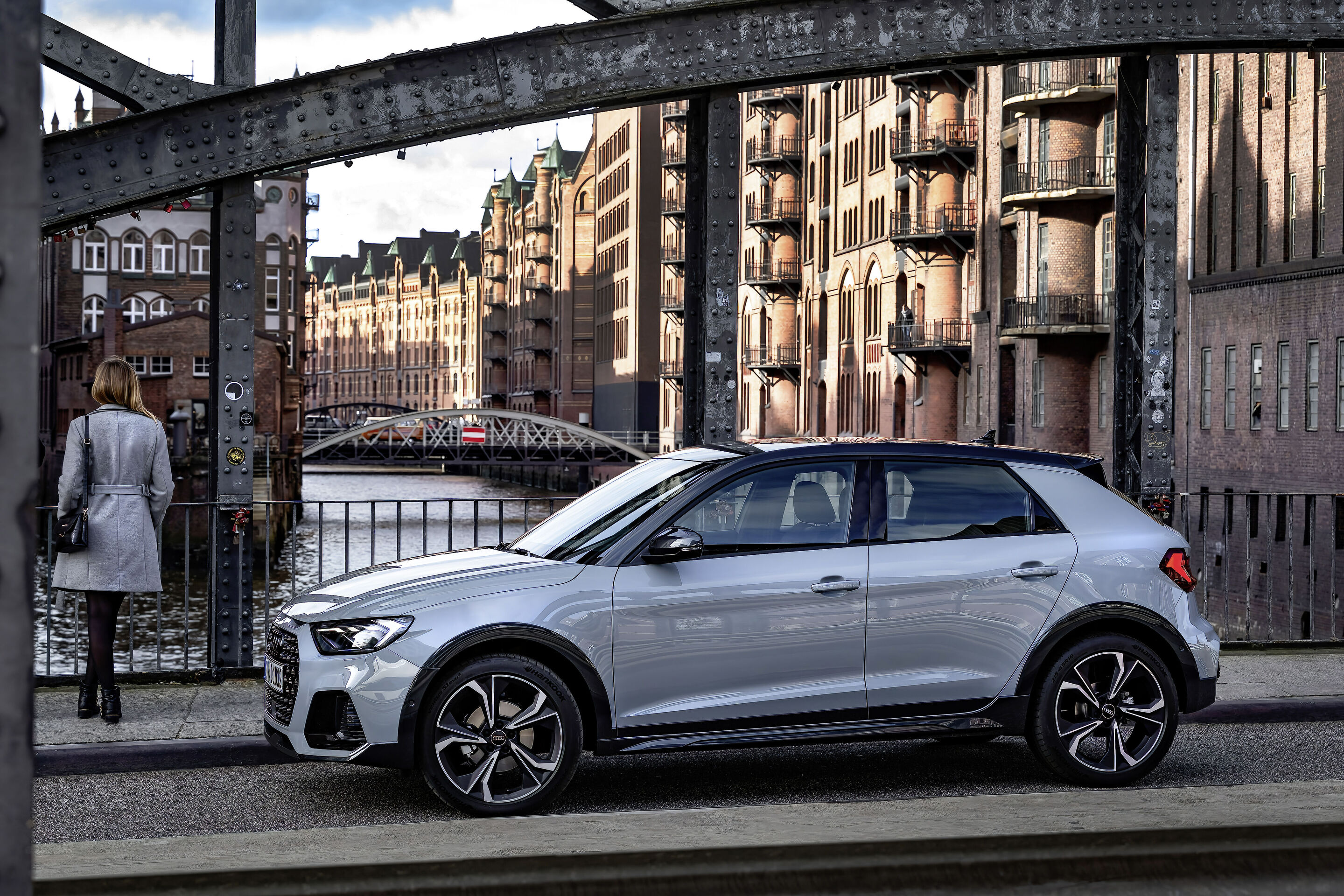 Audi A1 allstreet (until 2026) - Static photo; Colour: Arrow grey, pearl effect