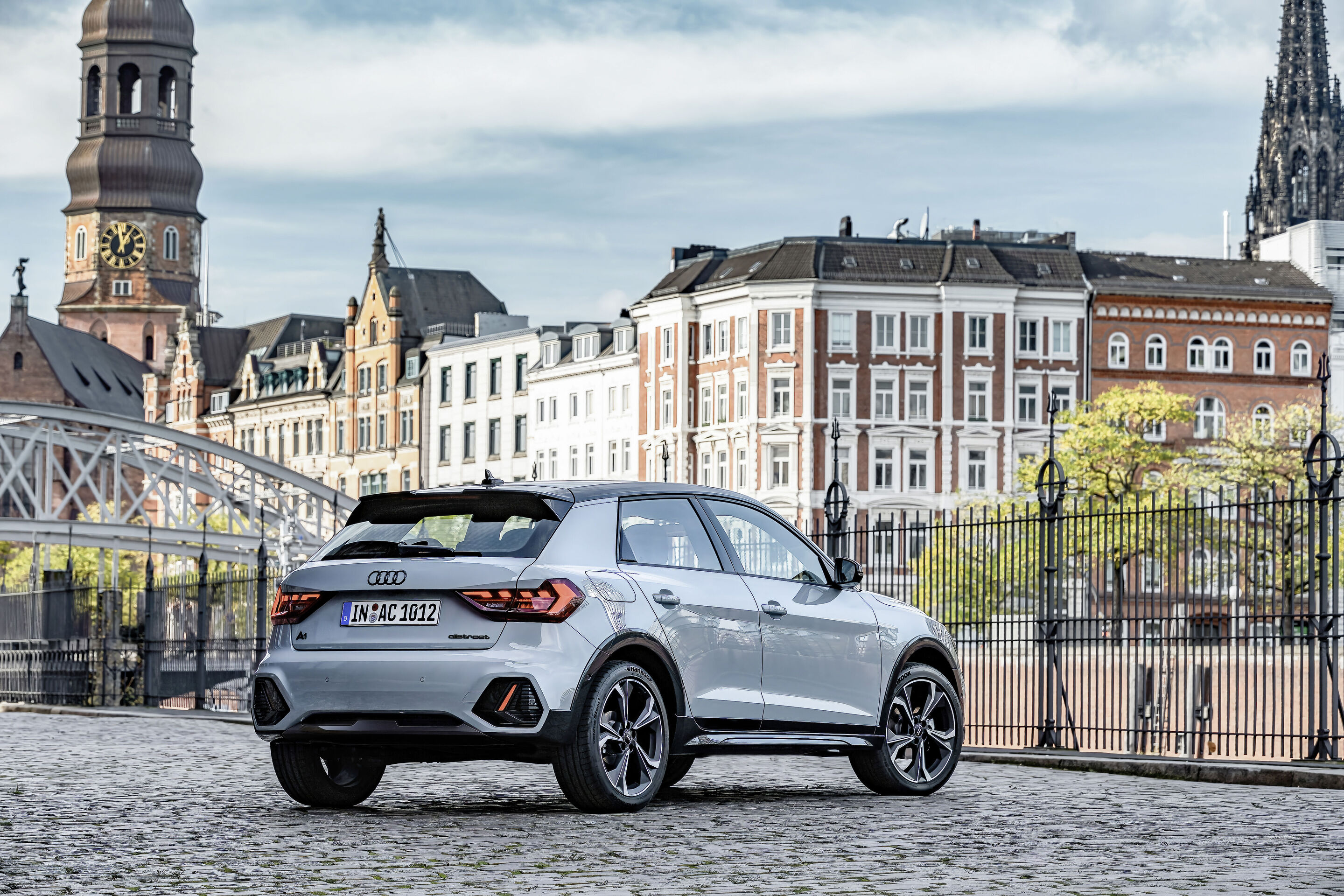 Audi A1 allstreet (bis 2026) - Standaufnahme, Farbe: Pfeilgrau Perleffekt