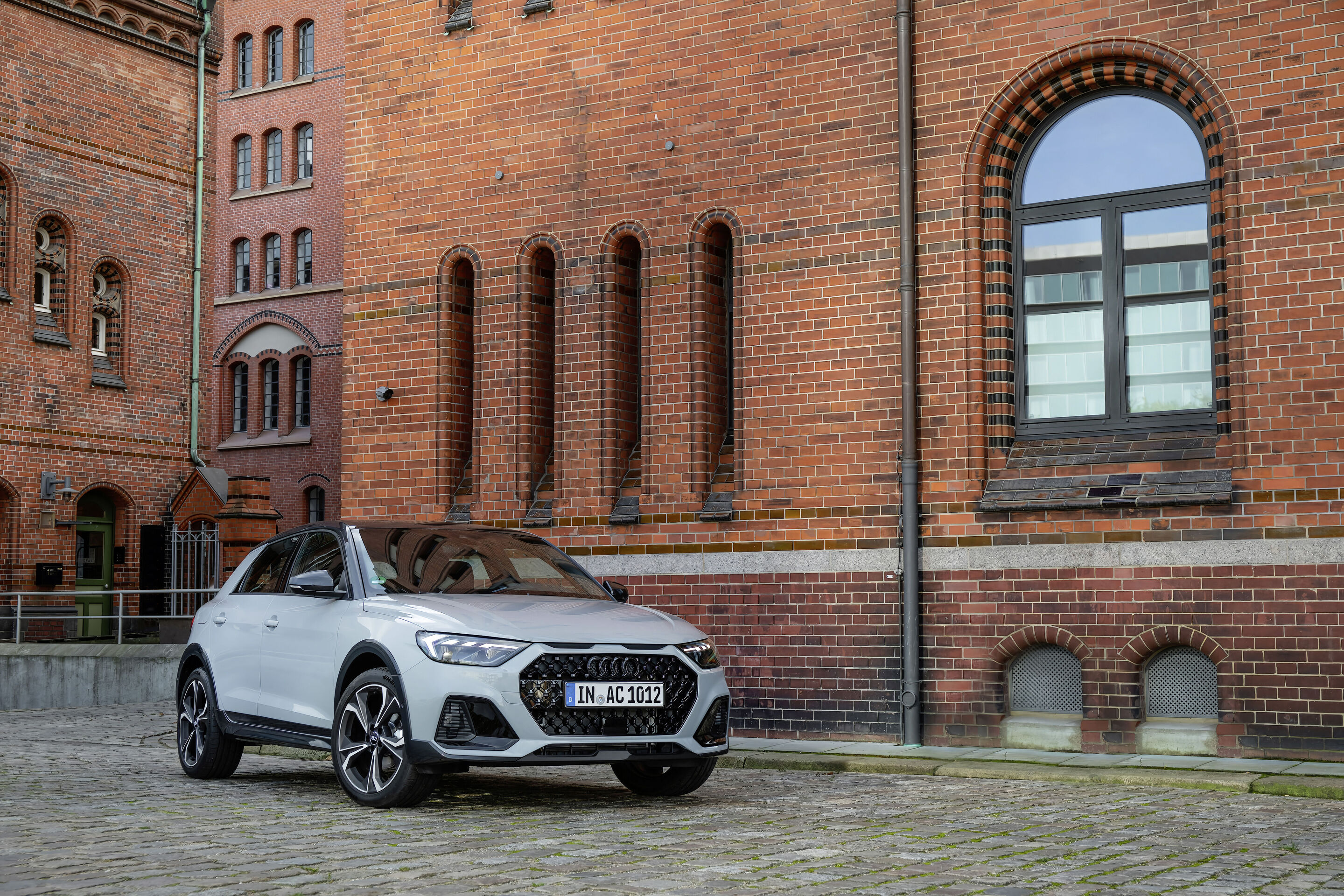 Audi A1 allstreet (until 2026) - Static photo; Colour: Arrow grey, pearl effect