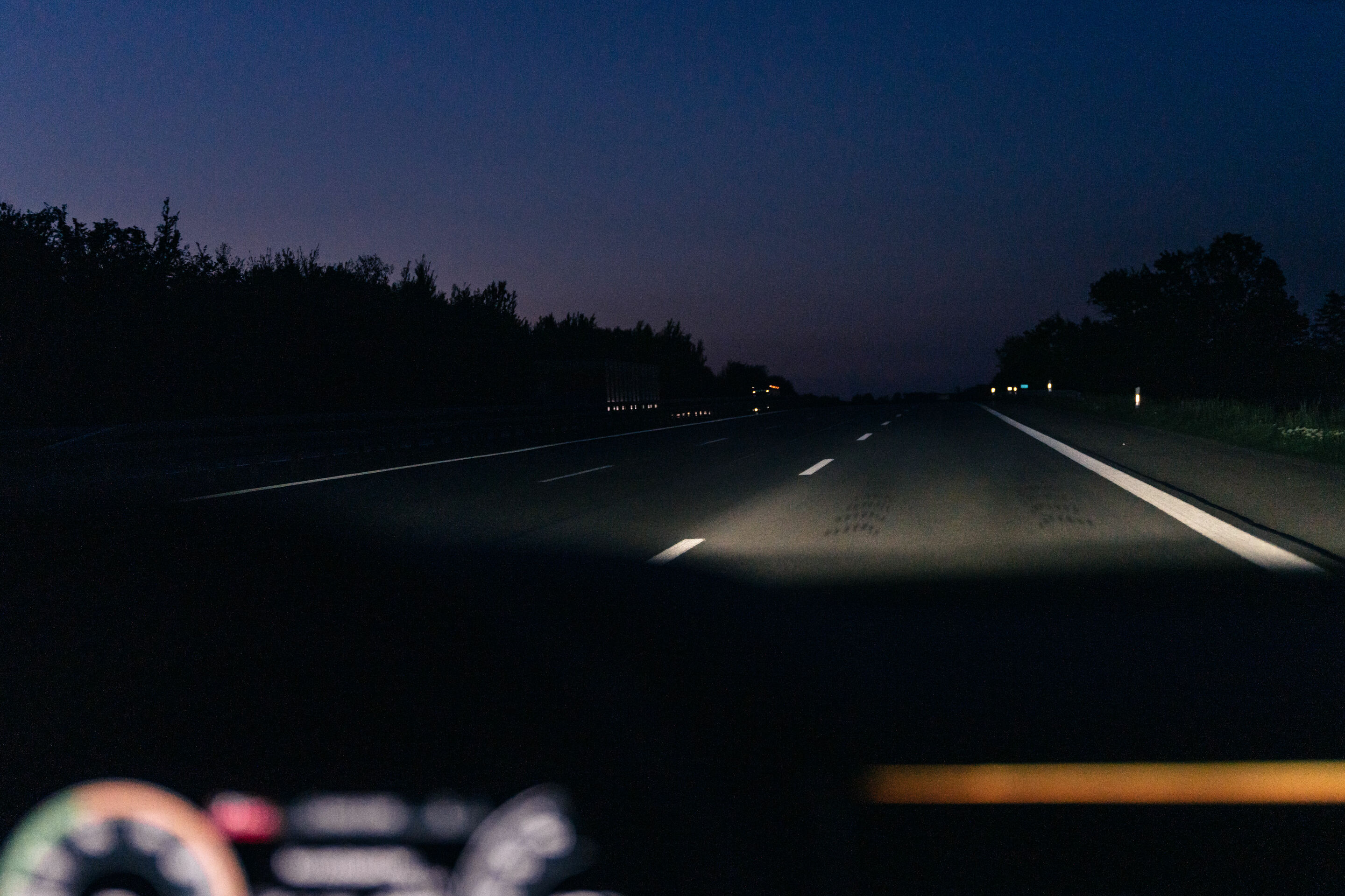 TechDay Digital Light - Digitaler Matrix LED-Scheinwerfer: Spurlicht inkl. Orientierungslicht (auf Autobahnen)
