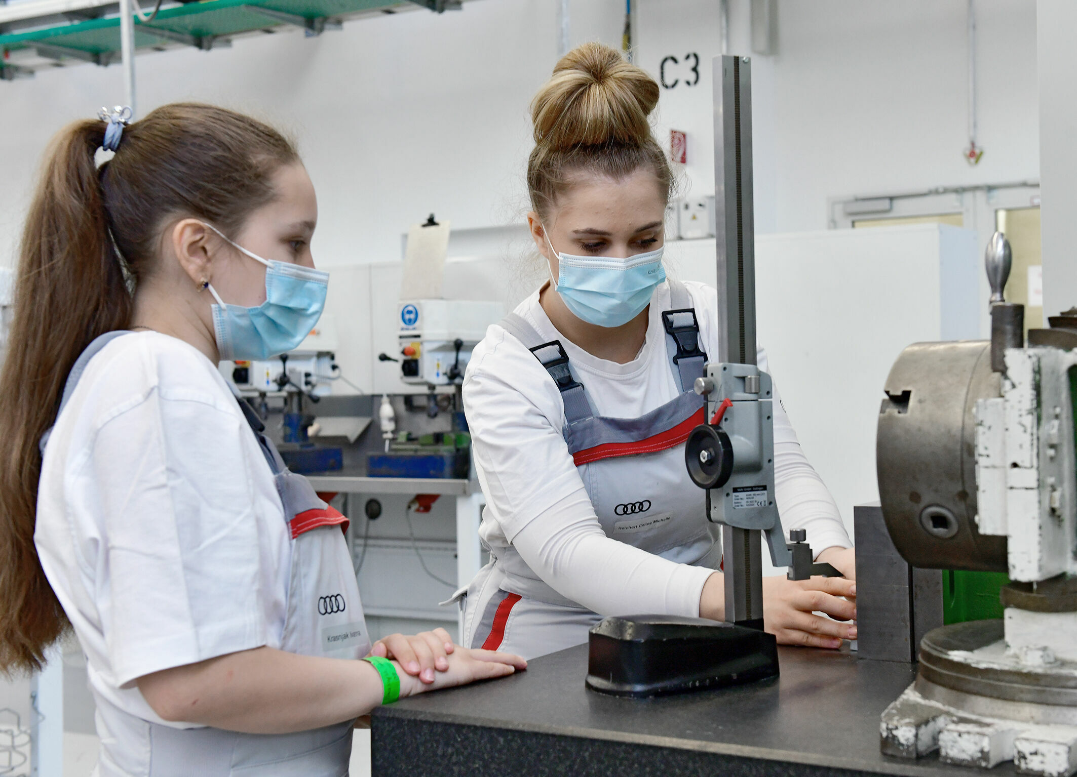 Solidarity still in focus: Audi is again making donations in support of people from Ukraine - A Ukrainian girl, on the left, learns from a trainee - in this case about scribing lines on a workpiece.