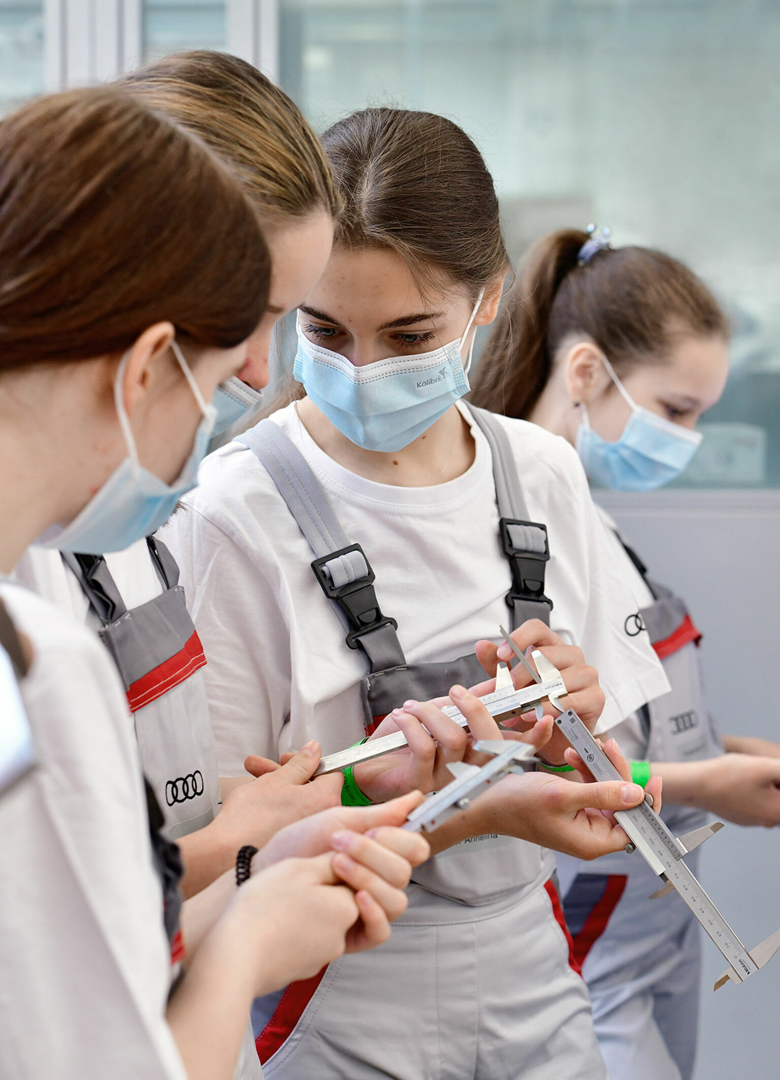 Solidarity still in focus: Audi is again making donations in support of people from Ukraine - Ukrainian girls explore the caliper and learn how to use the tool