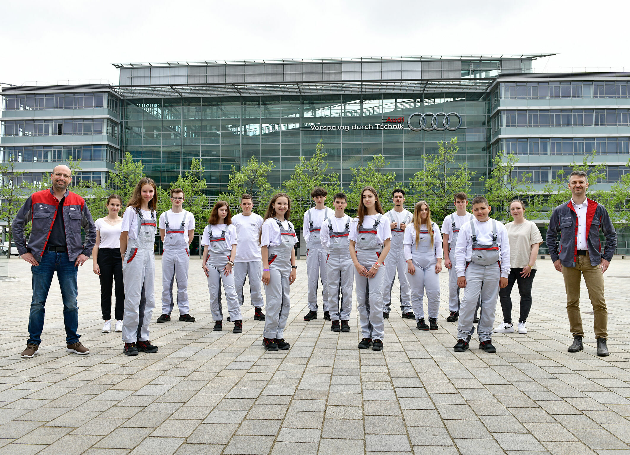 Solidarity still in focus: Audi is again making donations in support of people from Ukraine - Ukrainian refugees together with Audi trainees, interpreters (trainees and a former dual student), as well as the head Richard Wensauer (training Ingolstadt...