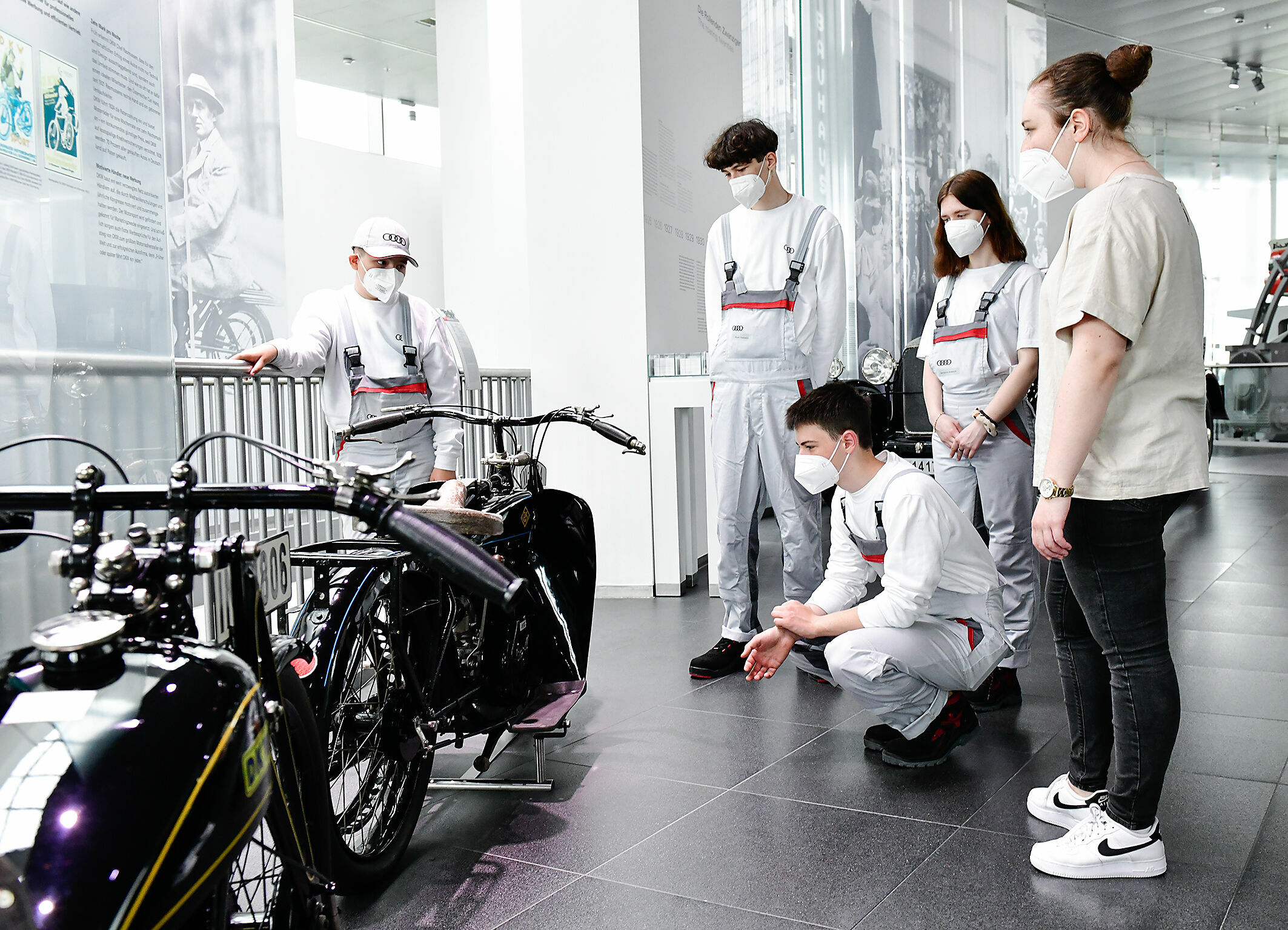 Solidarity still in focus: Audi is again making donations in support of people from Ukraine - To look ahead: Young Ukrainian refugees enjoy an encouraging week at the Audi plant in Ingolstadt - here in the museum