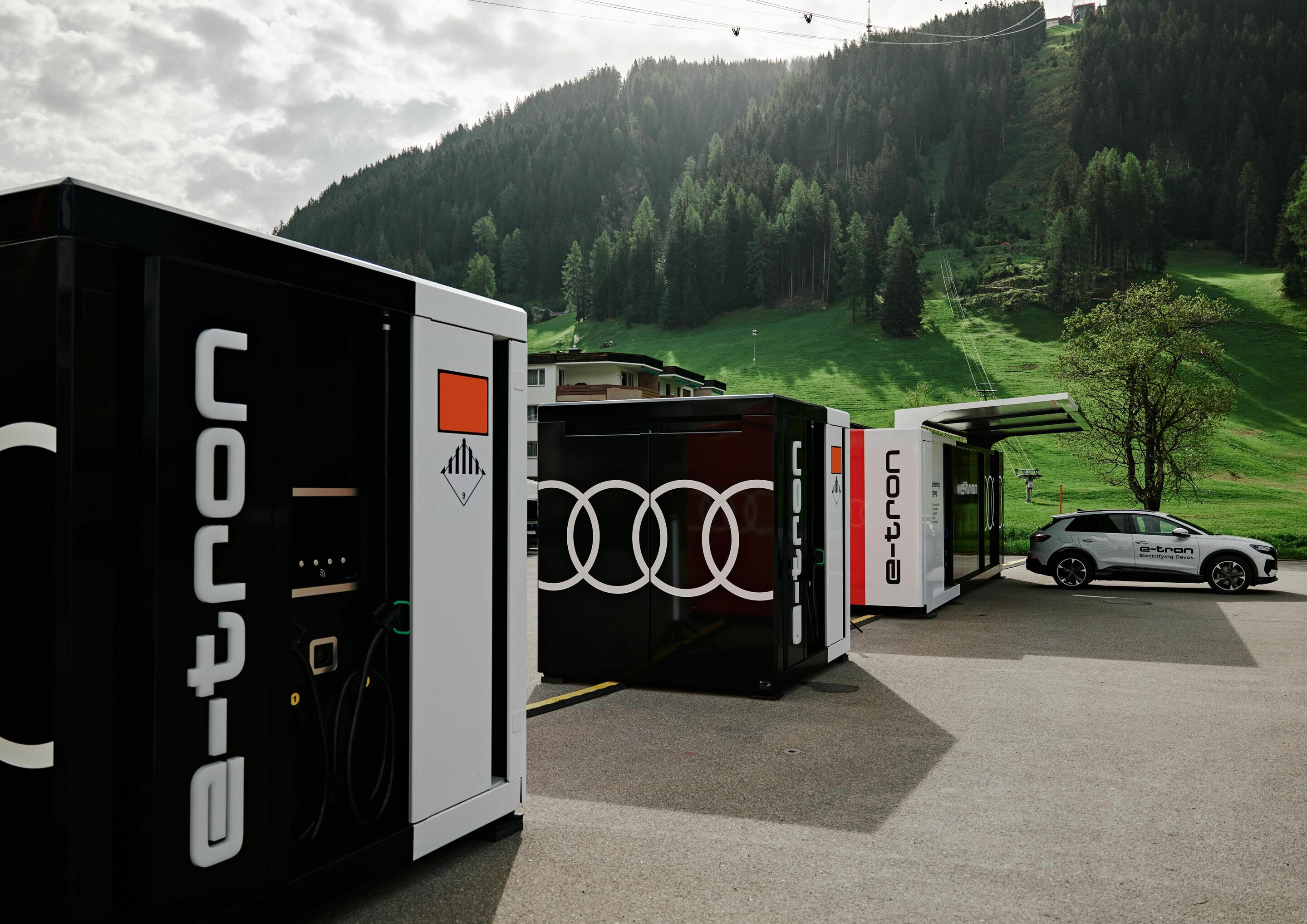 World Economic Forum in Davos: sustainable mobility in a picturesque mountain setting - In the parking lot of the Jakobshorn valley station in Davos, Audi supplies its shuttle fleet at the WEF with a total of 96 charging points at specially developed...