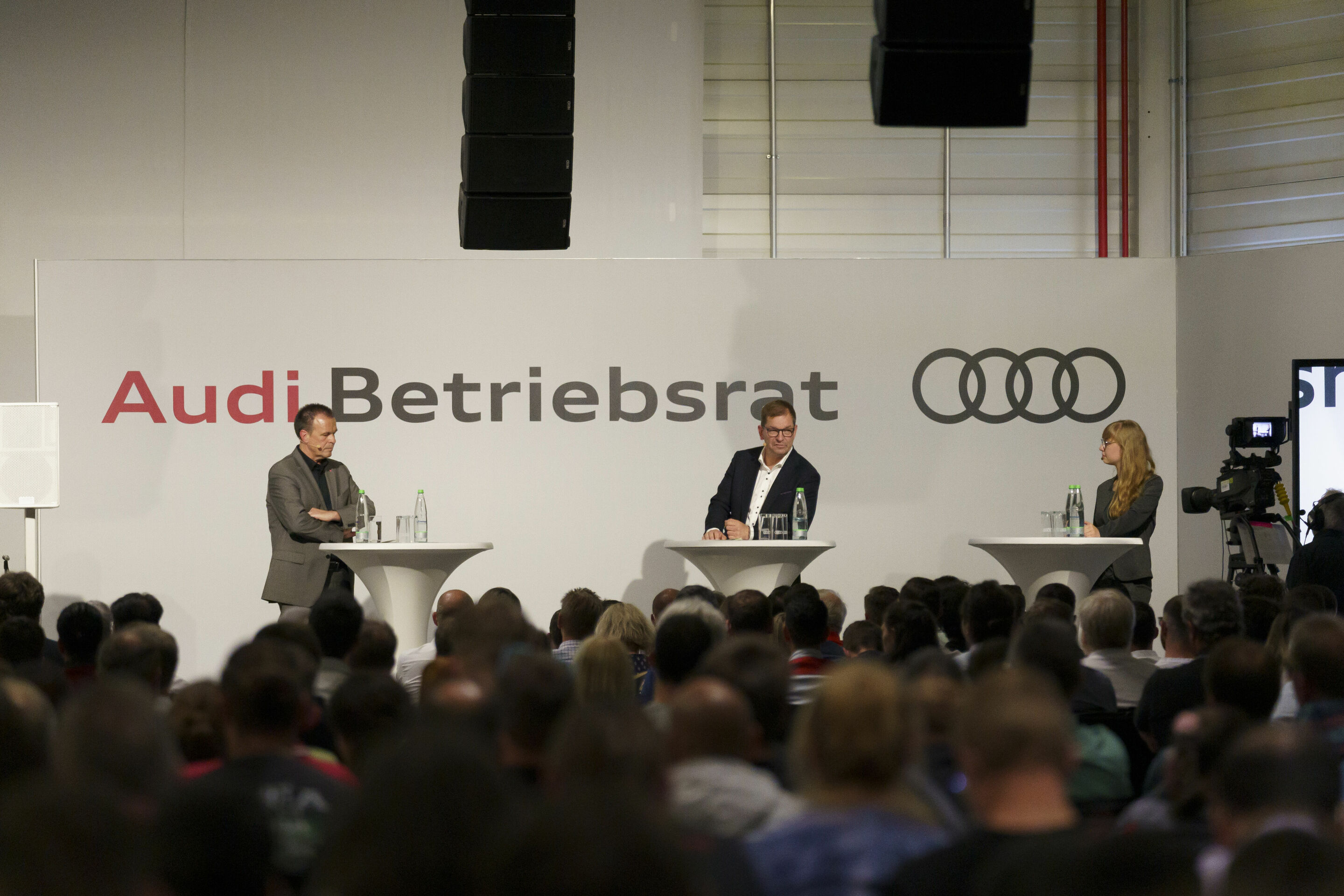 Erste Betriebsversammlung nach Corona bei Audi in Neckarsulm - Betriebsratsvorsitzender Rainer Schirmer und Vorstandvorsitzender Markus Duesmann im Talk mit Pressesprecherin Alina Seysen (v.l.n.r.)