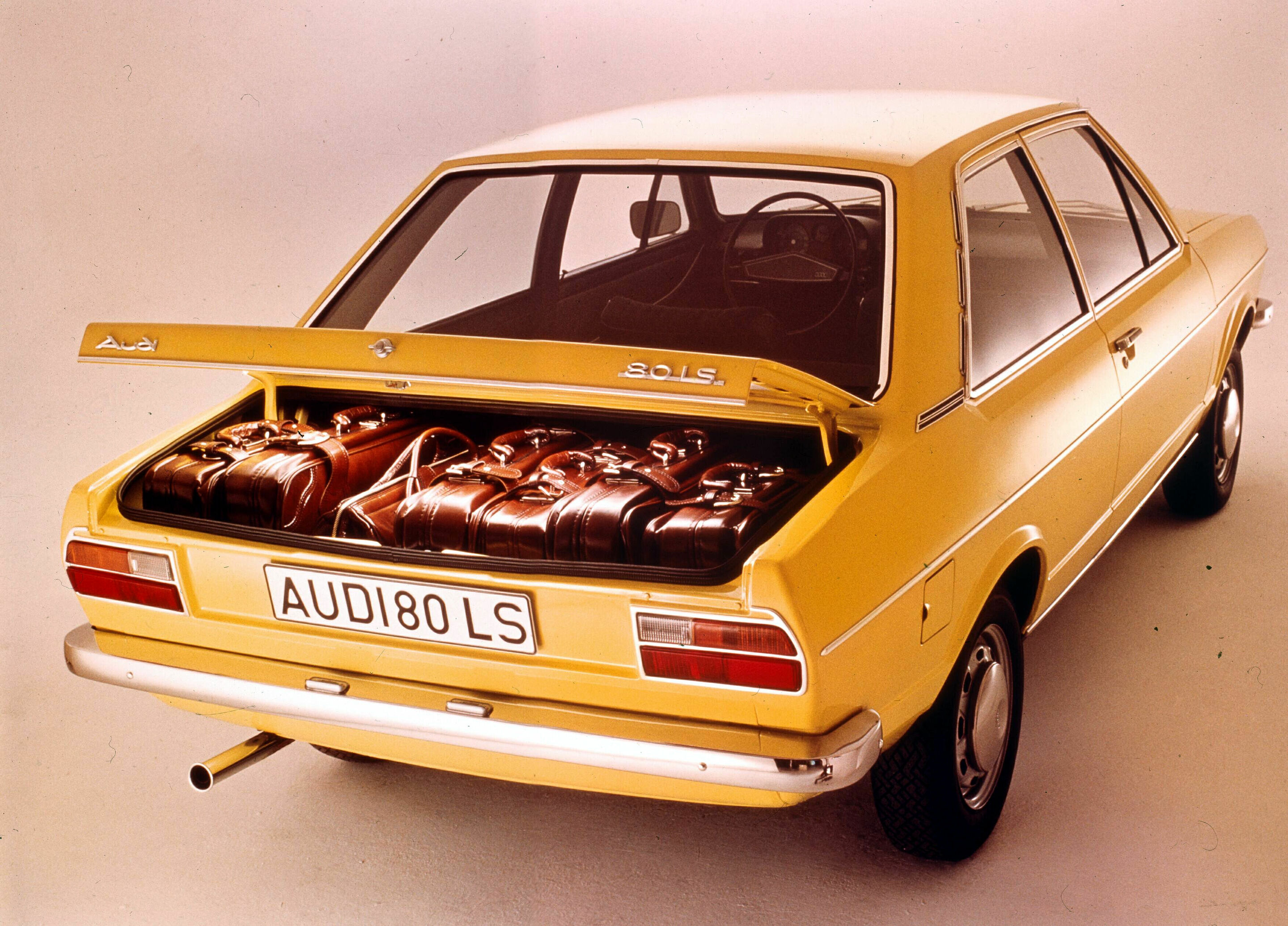 Mit diesem Auto trifft Audi den Zeitgeist: erster Audi 80 vor 50 Jahren vorgestellt - Audi 80 LS, Baujahr 1973 (Heckansicht, Kofferraum)