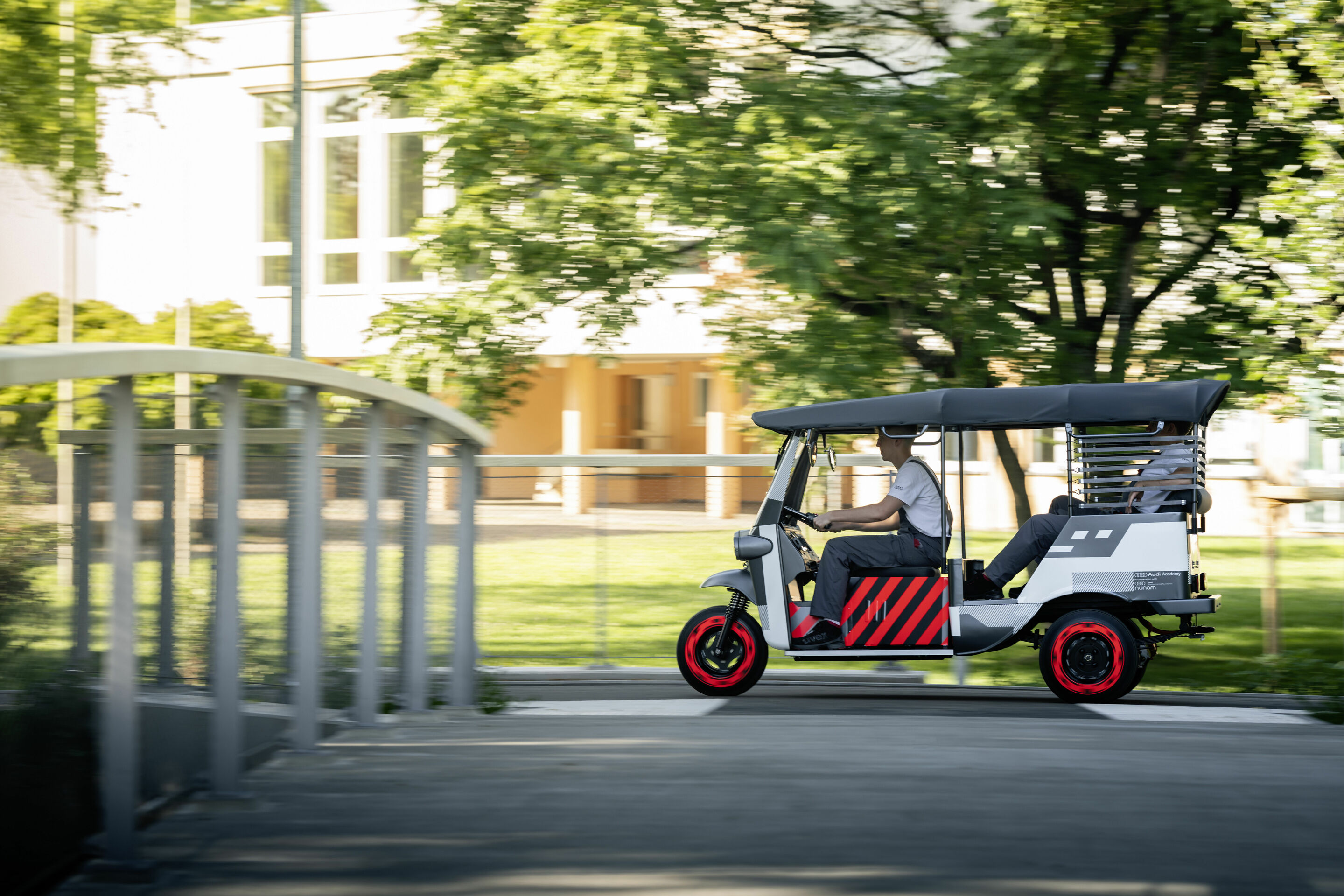 Second-Life-Anwendung: Audi e-tron Batteriemodule elektrifizieren Rikschas in Indien - Zweites Leben für E-Auto-Batterien: Das deutsch-indische Start-up Nunam bringt drei elektrische Rikschas auf Indiens Straßen. Sie werden mit gebrauchten Batterien aus...