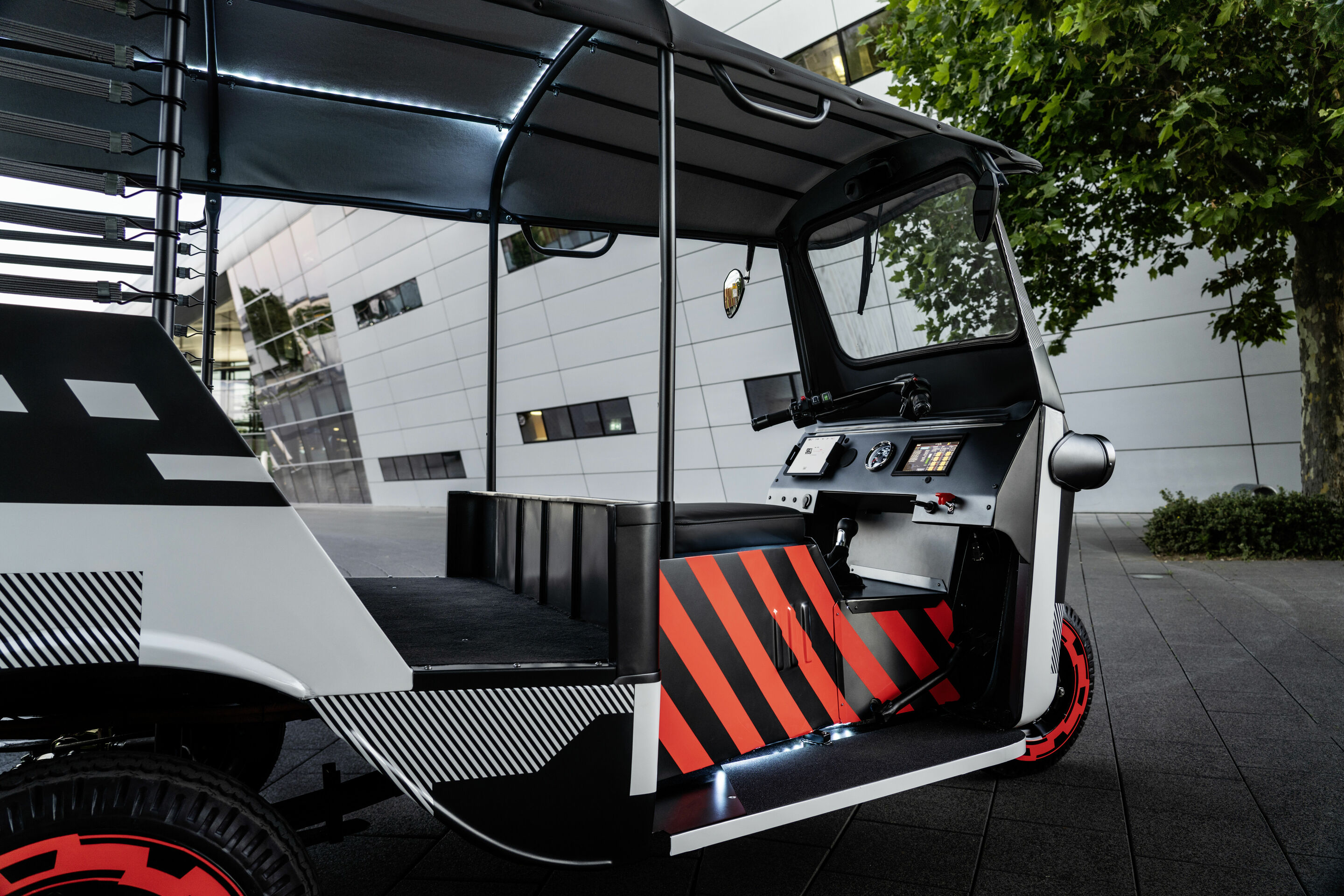 Second-life use: Audi e-tron battery modules power electrify rickshaws in India - A second life for electric car batteries: The German–Indian start-up Nunam is bringing three electric rickshaws to the roads of India. They are powered by used batteries...