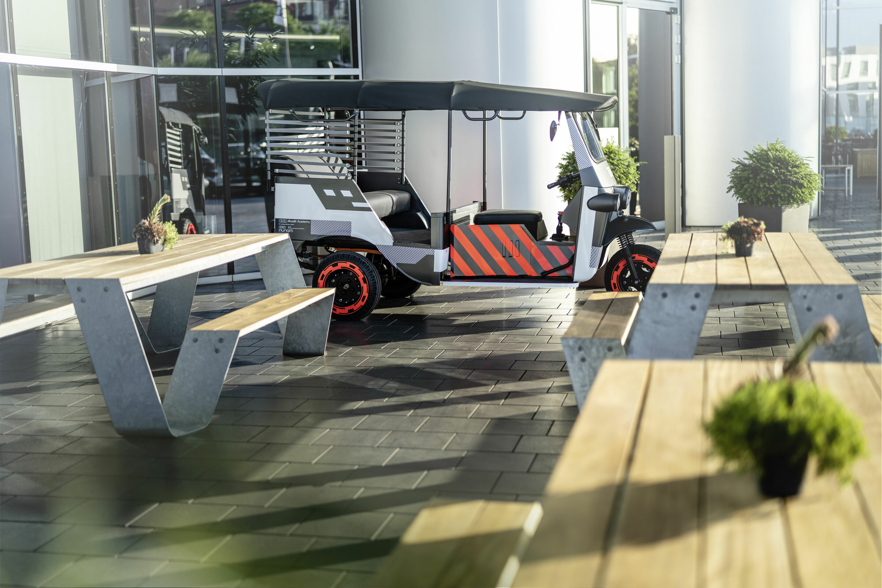 Second-life use: Audi e-tron battery modules power electrify rickshaws in India - A second life for electric car batteries: The German–Indian start-up Nunam is bringing three electric rickshaws to the roads of India. They are powered by used batteries...