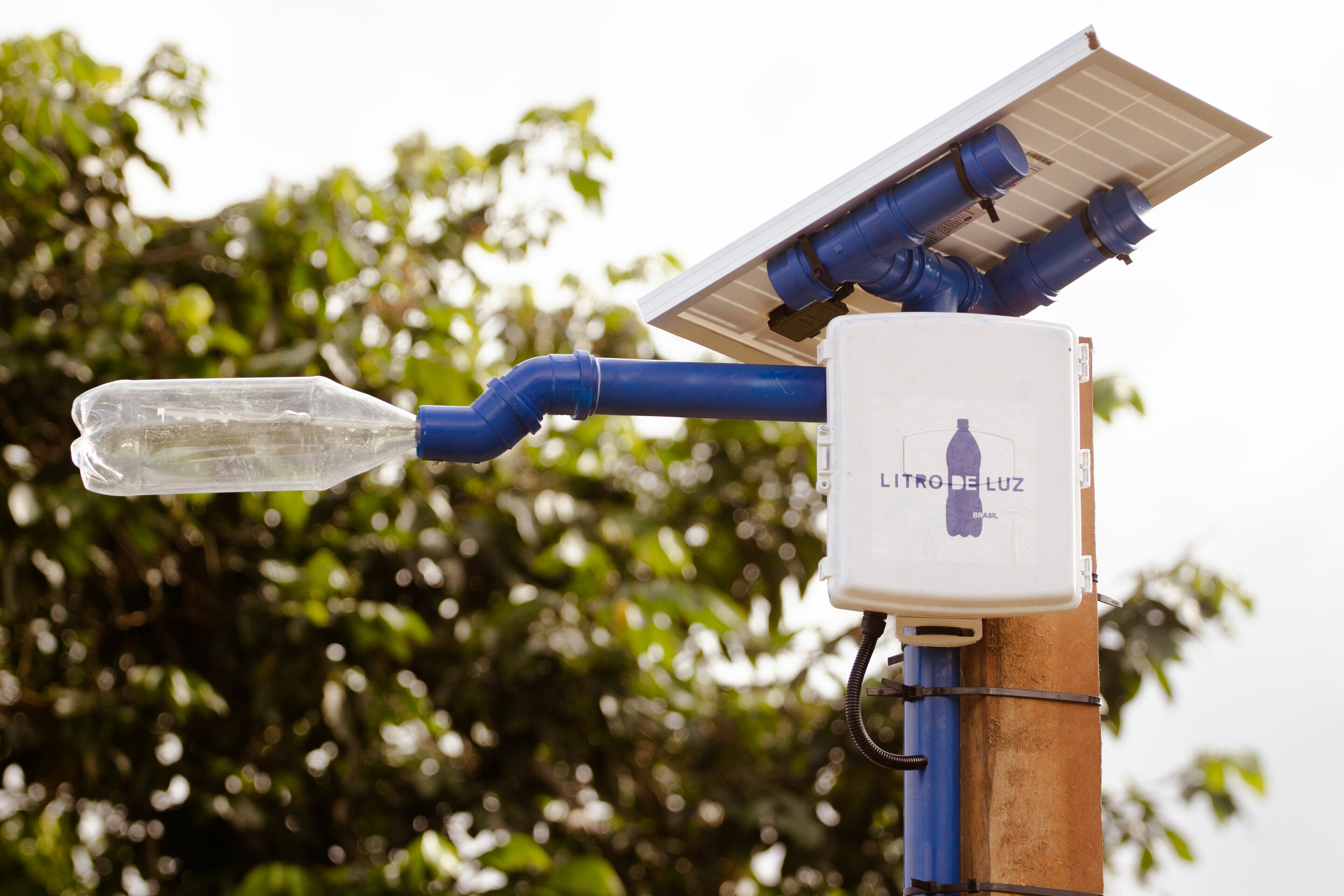 Solar light for Brazil: Audi Environmental Foundation, Audi do Brasil and Litro de Luz Brasil install light masts and solar lamps in several Amazonian communities - Audi do Brasil and the Audi Environmental Foundation have supported the NGO Litro de Luz...