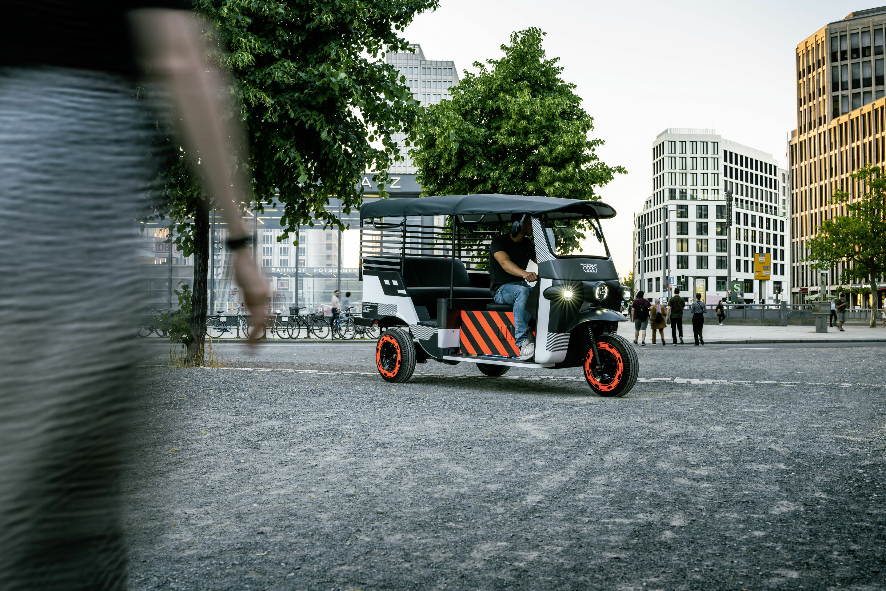 Audi @ GREENTECH FESTIVAL Berlin 2022 - Second-Life-Anwendung: Audi e-tron Batteriemodule elektrifizieren Rikschas in Indien