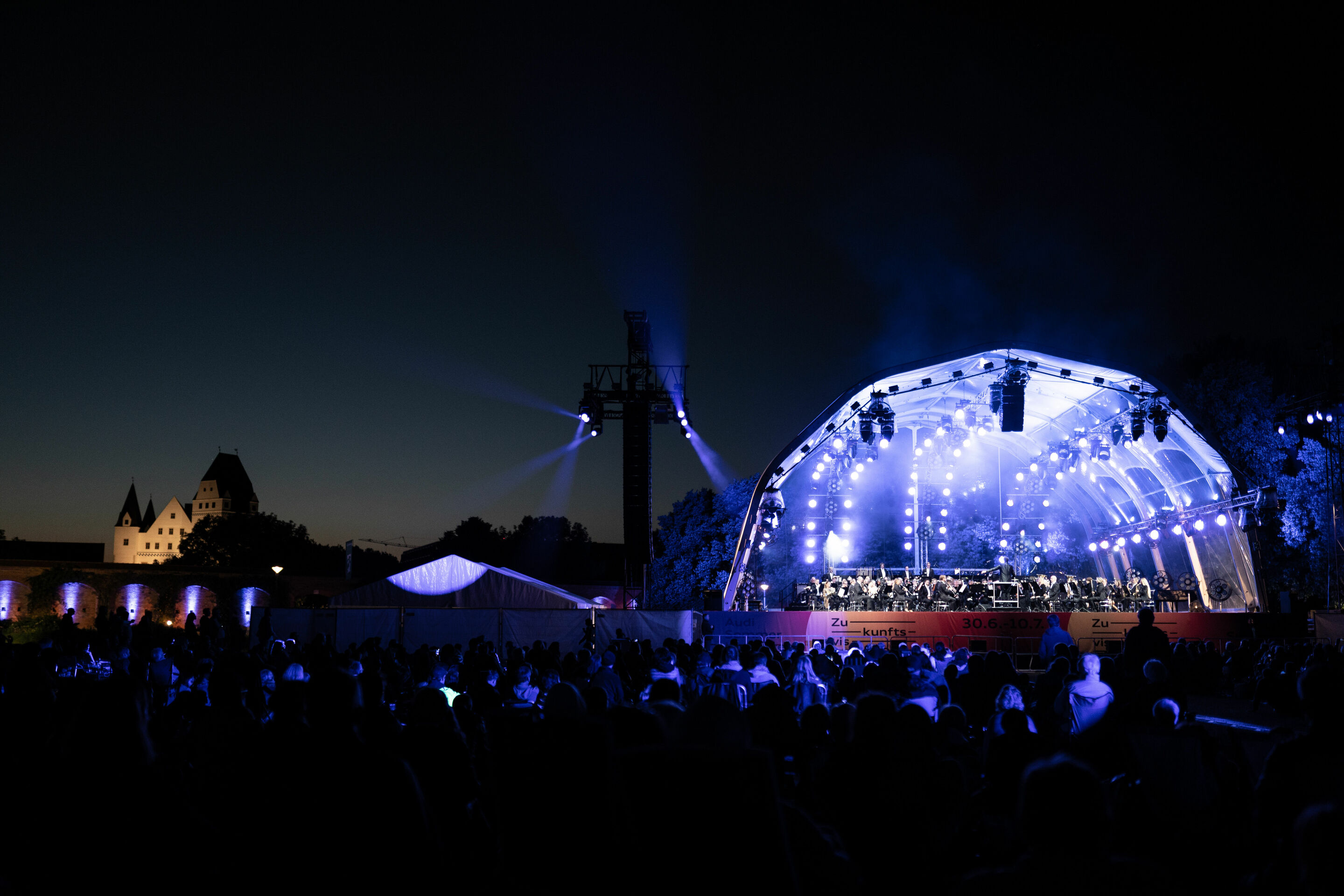 Audi Sommerkonzerte 2022 - Audi Klassik Open Air
Future Sounds
Georgisches Kammerorchester
Tsotne Zedginidze
Nikoloz Rachveli
Audi Bläserphilharmonie
Pietro Sarno