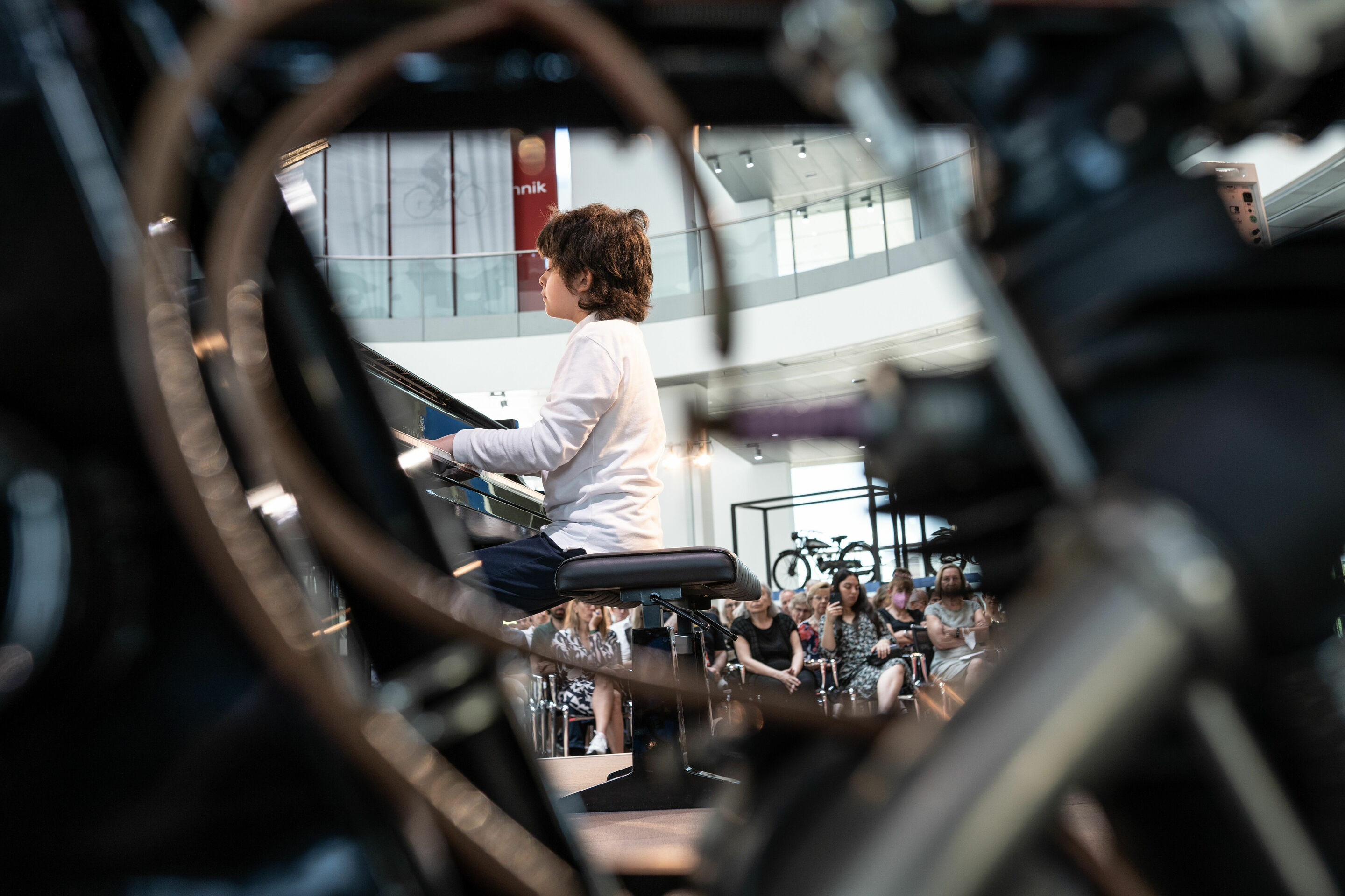 Audi Sommerkonzerte 2022 - Eine Jahrhunderterscheinung: Auftritt des Klavierwunderkinds Tsotne Zedginidze im Audi museum mobile bei den Audi Sommerkonzerten 2022