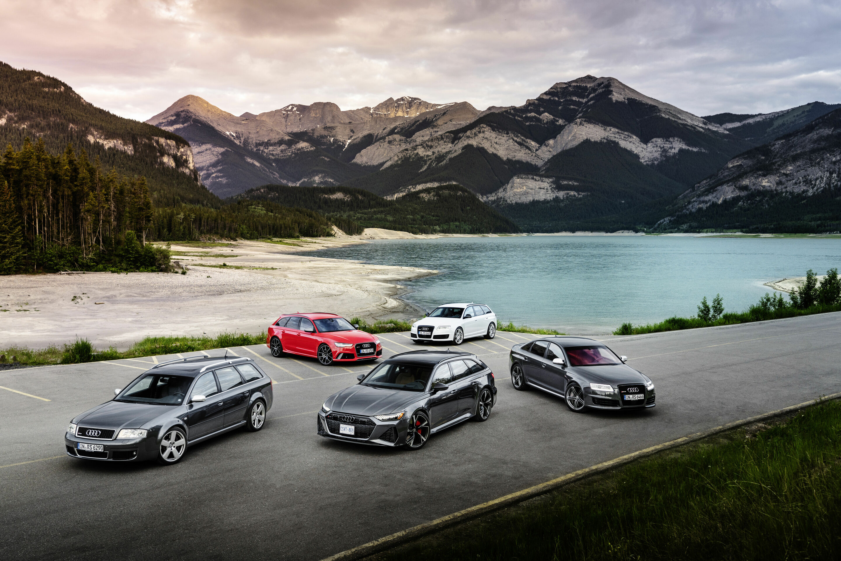 20-jähriges Jubiläum Audi RS 6 - Standaufnahme
Daytonagrau (2002 - 2004) , Misanorot (2013 - 2018), Daytonagrau (seit 2019), Inuitweiß 
 (2008 - 2011), Limousine Nimbusgrau (2008 - 2011)