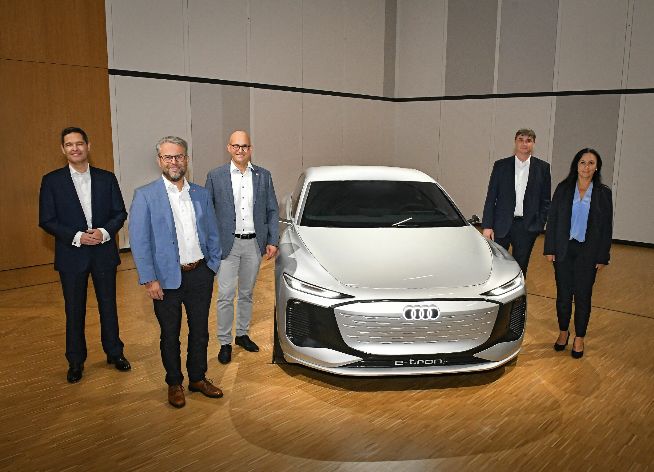 Betriebsversammlung Ingolstadt: „Audi muss Audi bleiben“ - v.l.n.r. Xavier Ros (Arbeitsdirektor und Personalvorstand AUDI AG),  Peter Mosch (Betriebsratsvorsitzender Ingolstadt), Jörg Schlagbauer (stellvertretender Betriebsratsvorsitzender Ingolstadt...