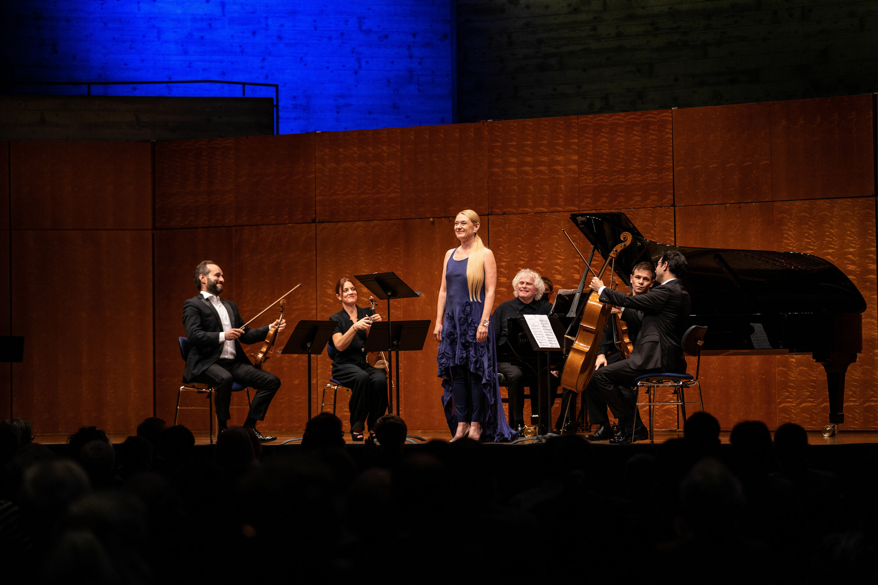 Audi Sommerkonzerte 2022 - Congenial art
Magdalena Kožená (mezzo-soprano)
Sir Simon Rattle (piano)
Kaspar Zehnder (flute)
Christopher Richards (clarinet)
Giovanni Guzzo (violin)
Rahel Rilling (violin)
Amihai Grosz (viola)
Dávid Adorján (cello)
