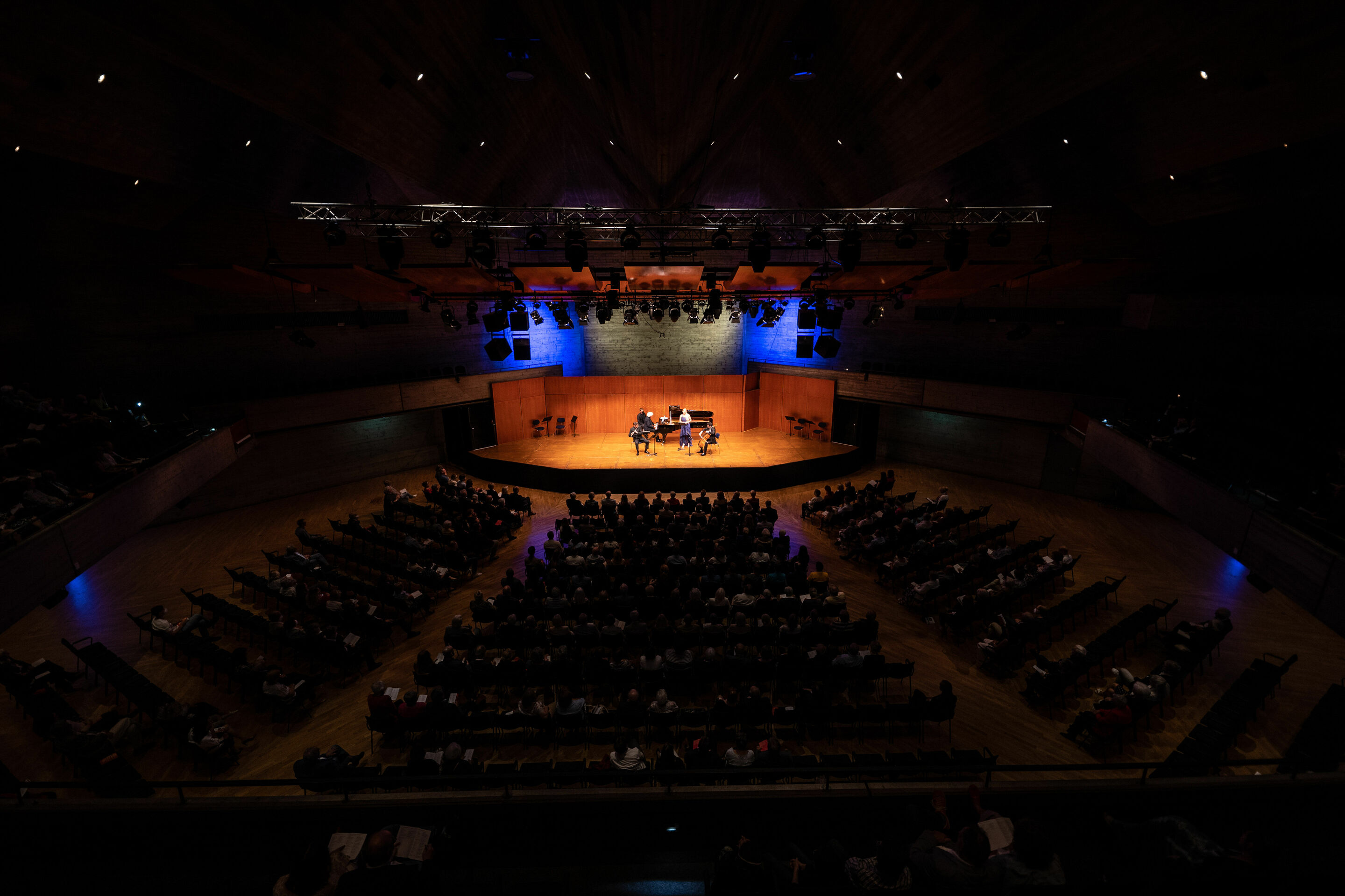 Audi Sommerkonzerte 2022 - Kongeniale Kunst
Magdalena Kožená (Mezzosopran)
Sir Simon Rattle (Klavier)
Kaspar Zehnder (Flöte)
Christopher Richards (Klarinette)
Giovanni Guzzo (Violine)
Rahel Rilling (Violine)
Amihai Grosz (Viola)
Dávid Adorján (Violoncello)