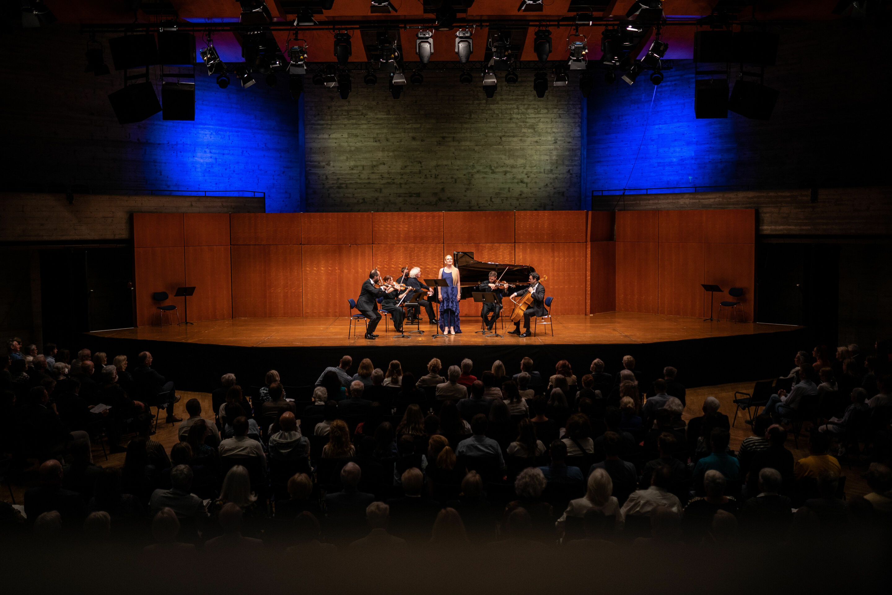 Audi Sommerkonzerte 2022 - Kongeniale Kunst
Magdalena Kožená (Mezzosopran)
Sir Simon Rattle (Klavier)
Kaspar Zehnder (Flöte)
Christopher Richards (Klarinette)
Giovanni Guzzo (Violine)
Rahel Rilling (Violine)
Amihai Grosz (Viola)
Dávid Adorján (Violoncello)