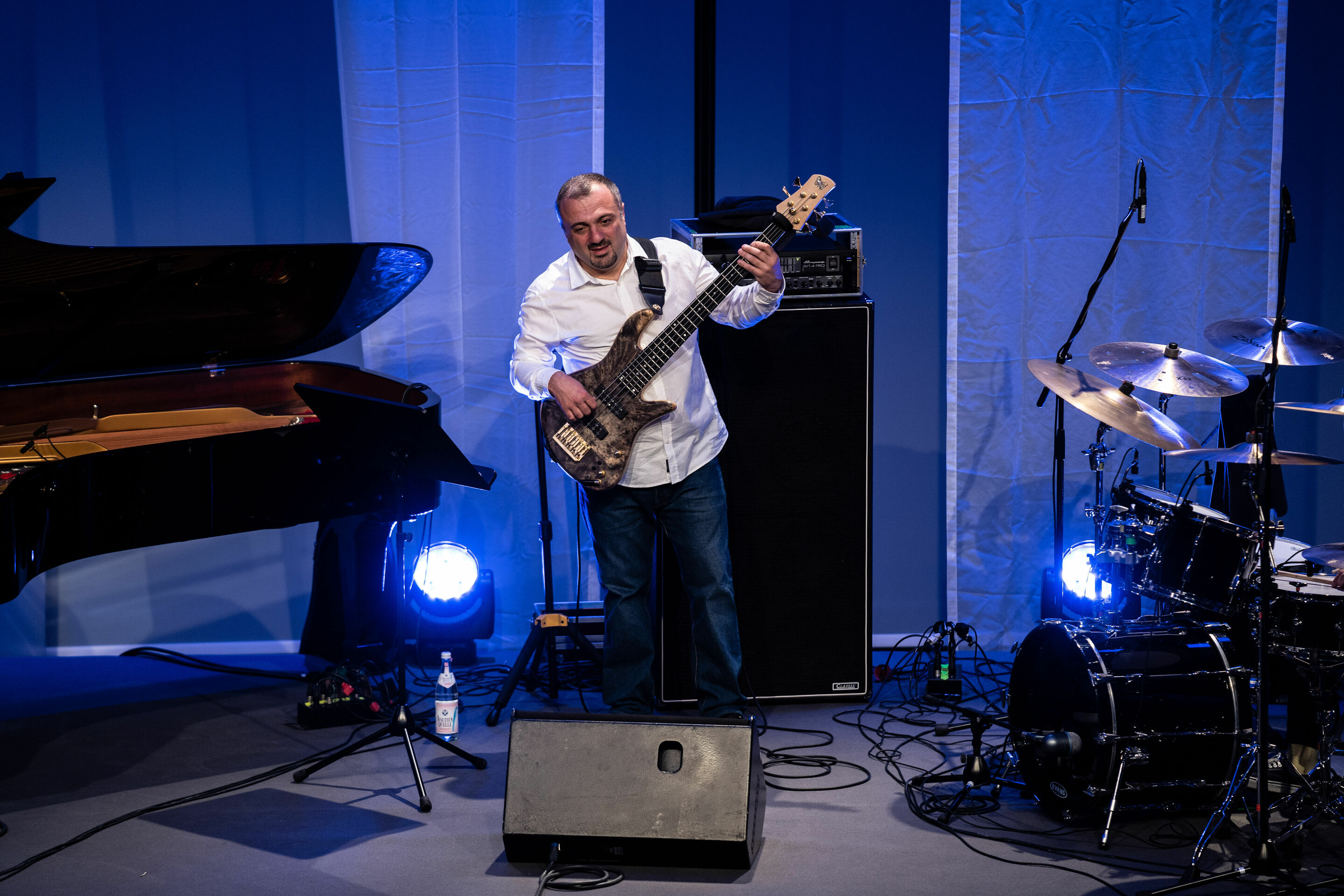 Audi Sommerkonzerte 2022 - Jazzwunder
Beka Gochiashvili Trio:
Beka Gochiashvili (Klavier)
Levan Deisadze (Bass)
Zaza Tsertsvadze (Schlagzeug)