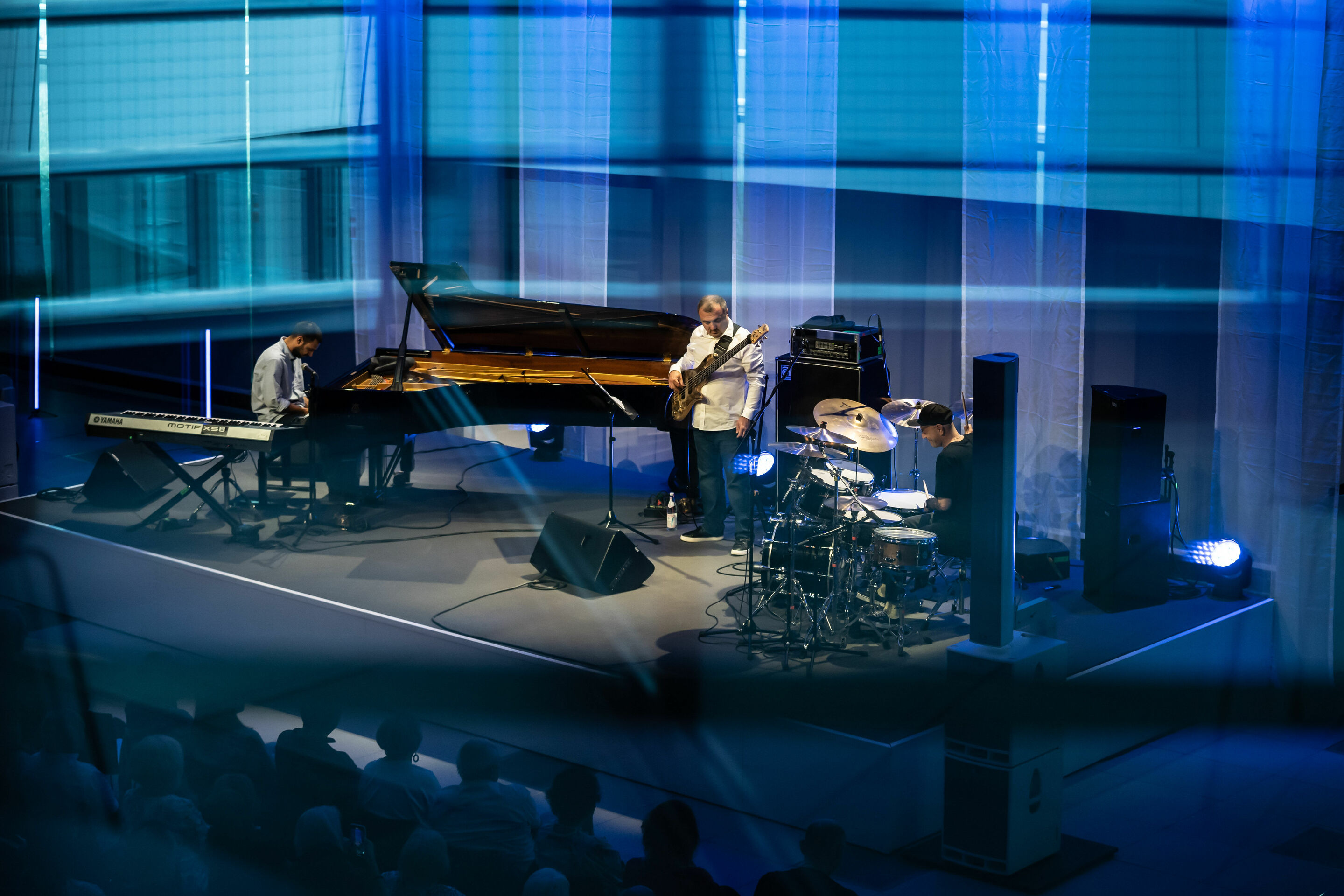 Audi Sommerkonzerte 2022 - Jazzwunder
Beka Gochiashvili Trio:
Beka Gochiashvili (Klavier)
Levan Deisadze (Bass)
Zaza Tsertsvadze (Schlagzeug)