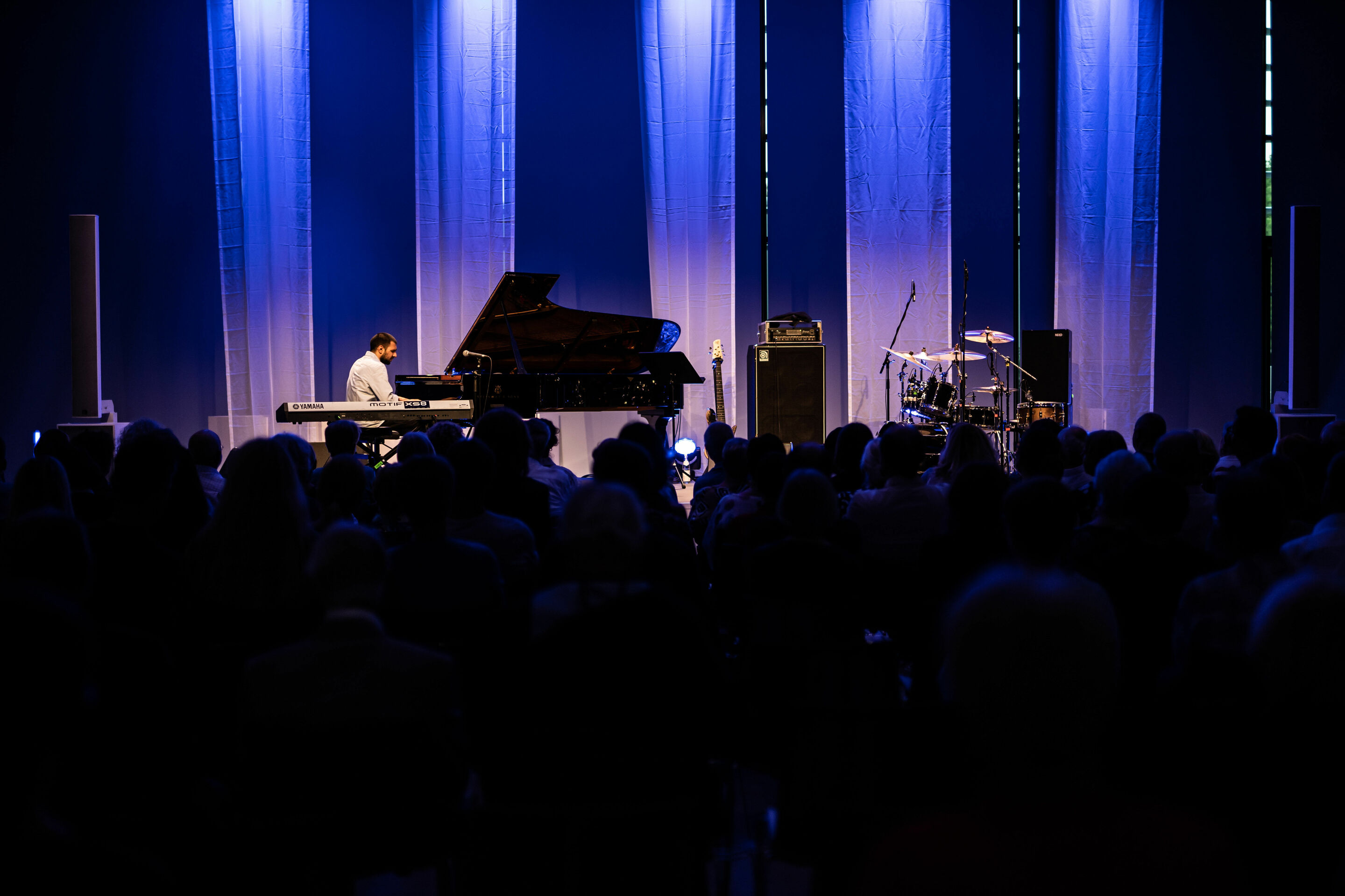 Audi Sommerkonzerte 2022 - Jazzwunder
Beka Gochiashvili Trio:
Beka Gochiashvili (Klavier)
Levan Deisadze (Bass)
Zaza Tsertsvadze (Schlagzeug)