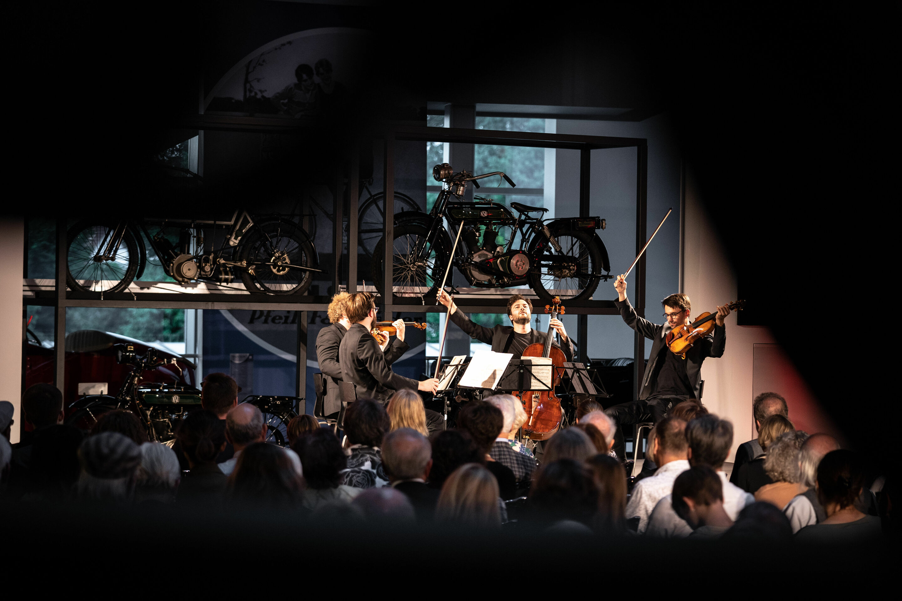 Audi Sommerkonzerte 2022 - Stradivari-Legenden
Goldmund Quartett:
Florian Schötz (Violine)
Pinchas Adt (Violine)
Christoph Vandory (Viola)
Raphael Paratore (Violoncello)