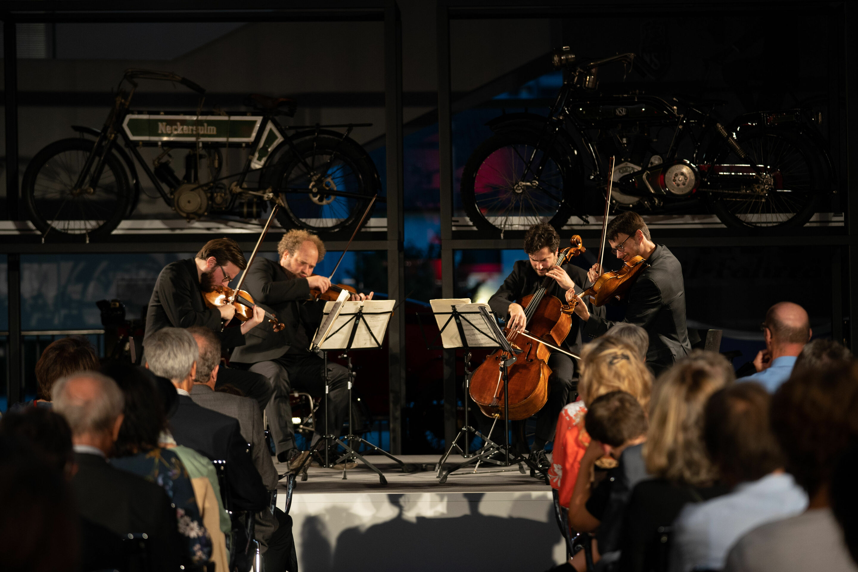 Audi Sommerkonzerte 2022 - Stradivari-Legenden: Auftritt des Goldmund-Quartetts im Audi museum mobile bei den Audi Sommerkonzerten 2022