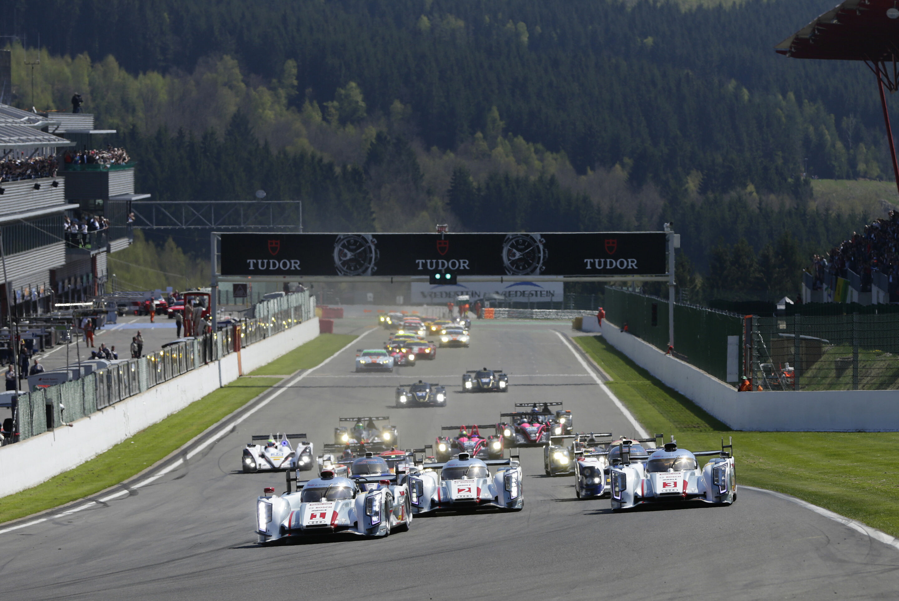 Audi bleibt mit WEC-Sieg in Spa ungeschlagen - Audi freute sich über ein tadelloses zweites Rennwochenende in der FIA-Langstrecken-Weltmeisterschaft (WEC). In Spa startete die Marke mit demAudi R18 e-tron quattro von den drei besten Plätzen und stand...