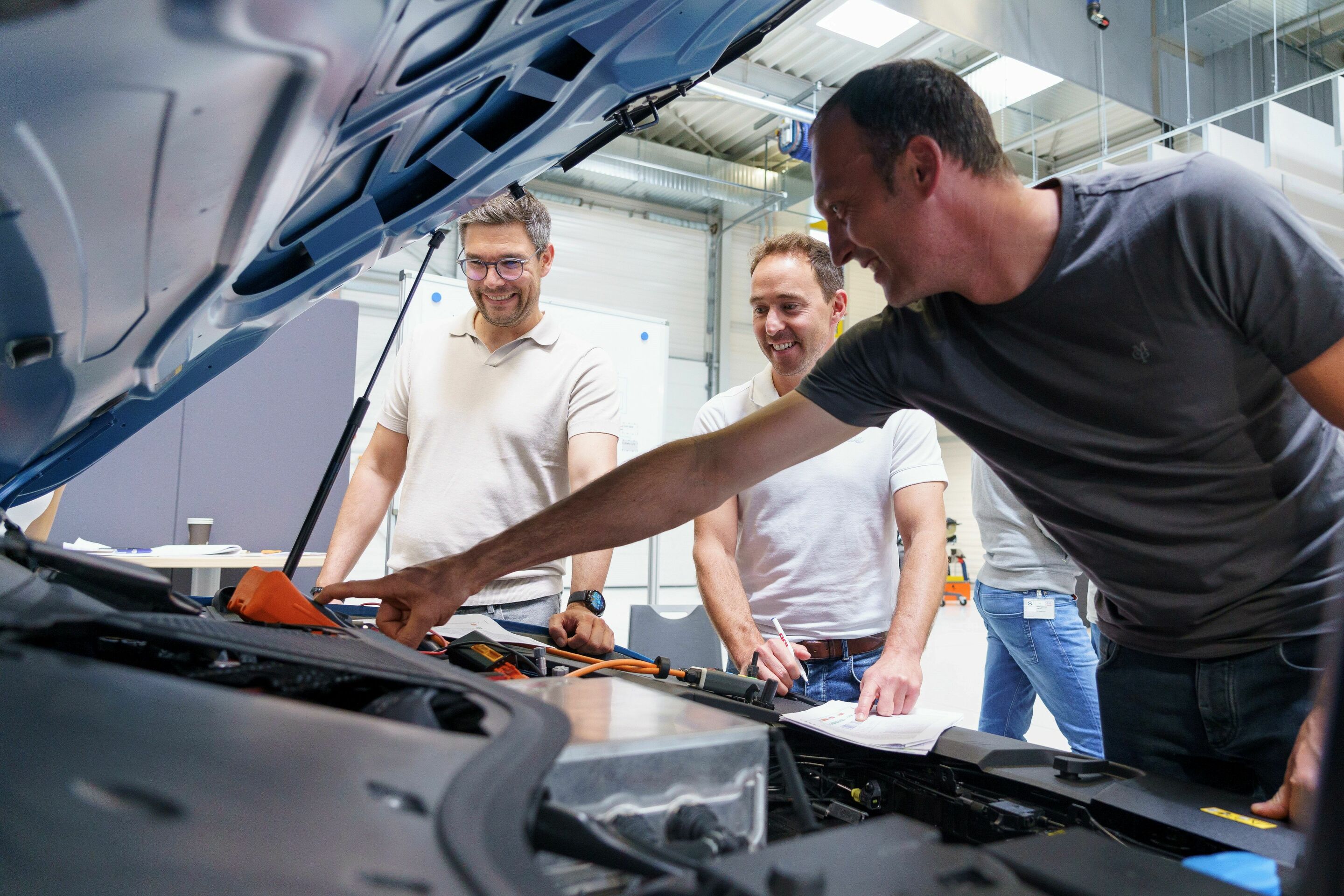 Im neuen Weiterbildungszentrum erwerben Mitarbeitende unter anderem Wissen rund um die Elektromobilität - Blick in die Zukunft