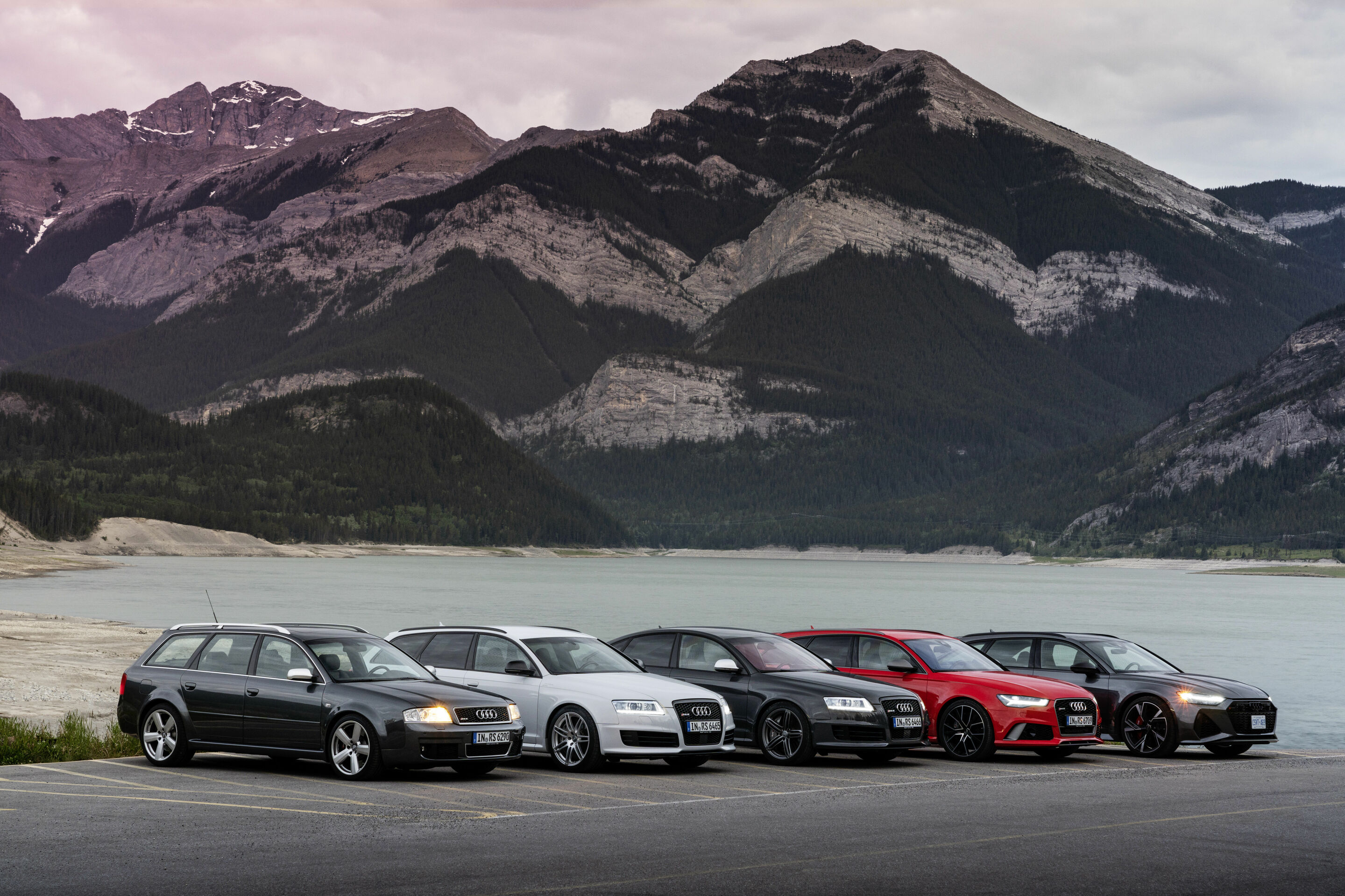 20-jähriges Jubiläum Audi RS 6 - Standaufnahme
Daytonagrau (2002 - 2004) , Misanorot (2013 - 2018), Daytonagrau (seit 2019), Inuitweiß (2008 - 2011), Limousine Nimbusgrau (2008 - 2011)