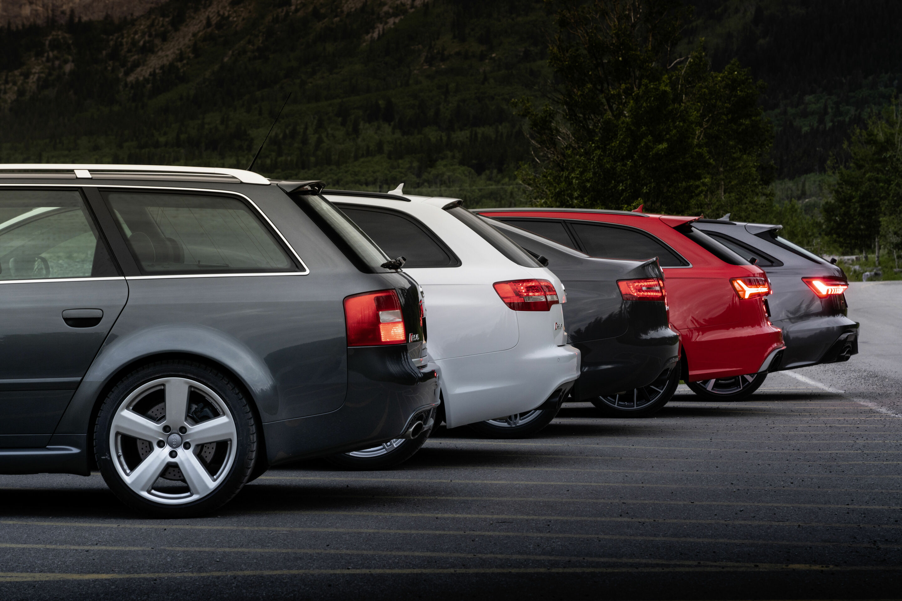 20th anniversary Audi RS 6 - Daytonagrau (2002 - 2004) , Misanorot (2013 - 2018), Daytonagrau (seit 2019), Inuitweiß (2008 - 2011), Limousine Nimbusgrau (2008 - 2011)