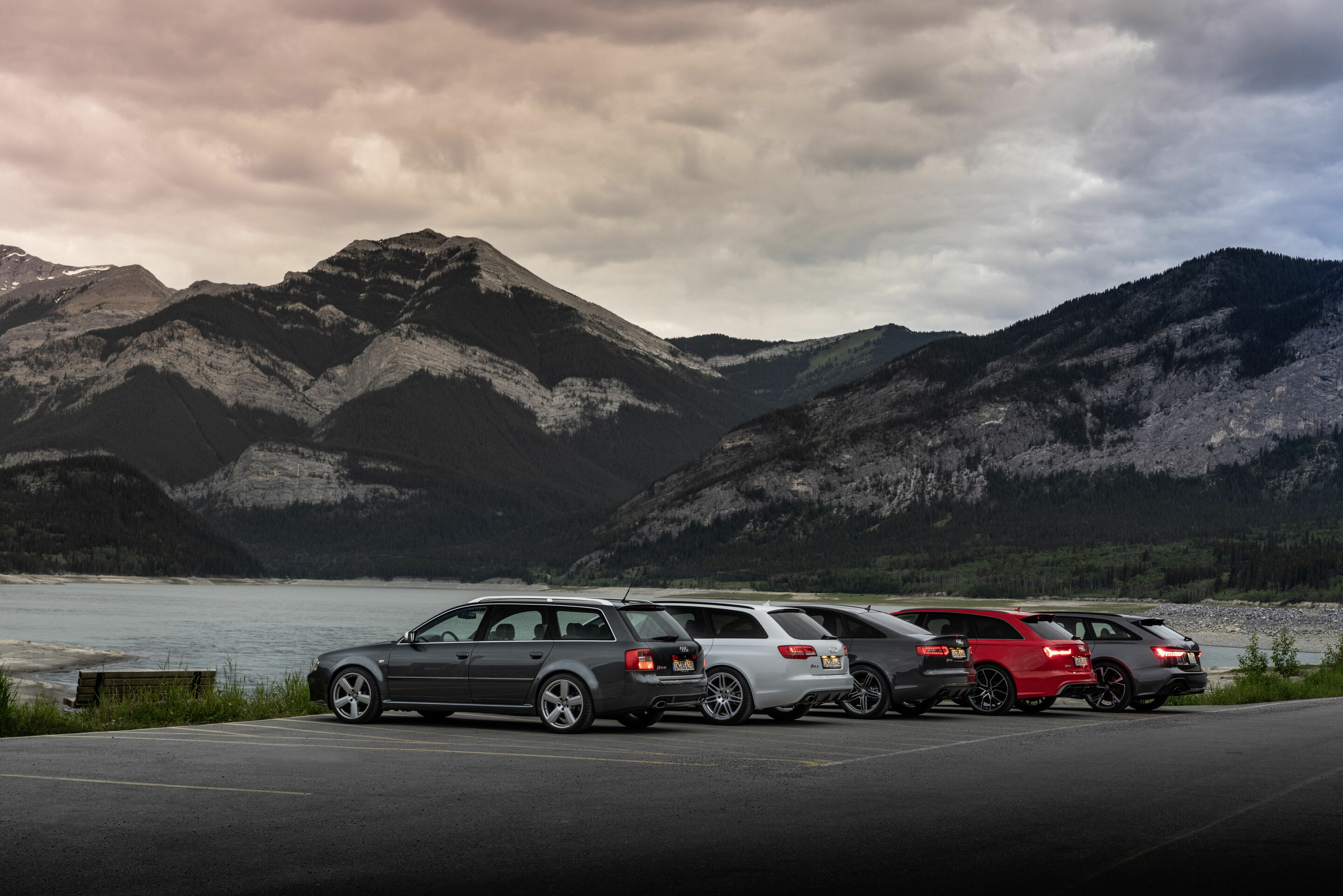 20-jähriges Jubiläum Audi RS 6 - Standaufnahme
Daytonagrau (2002 - 2004) , Misanorot (2013 - 2018), Daytonagrau (seit 2019), Inuitweiß (2008 - 2011), Limousine Nimbusgrau (2008 - 2011)