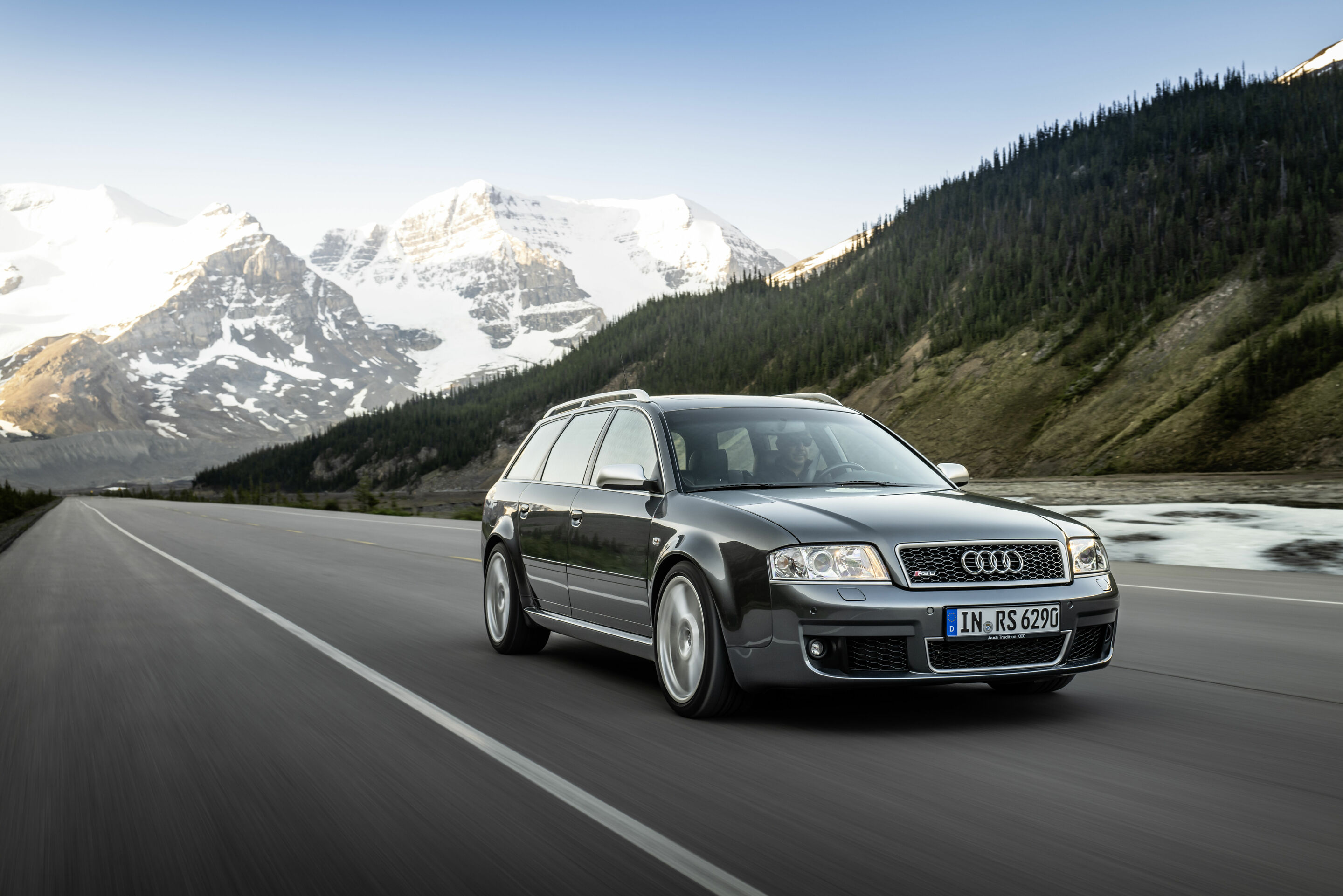 20th anniversary Audi RS 6 - Dynamic photo
Daytona grey (2002 - 2004)
