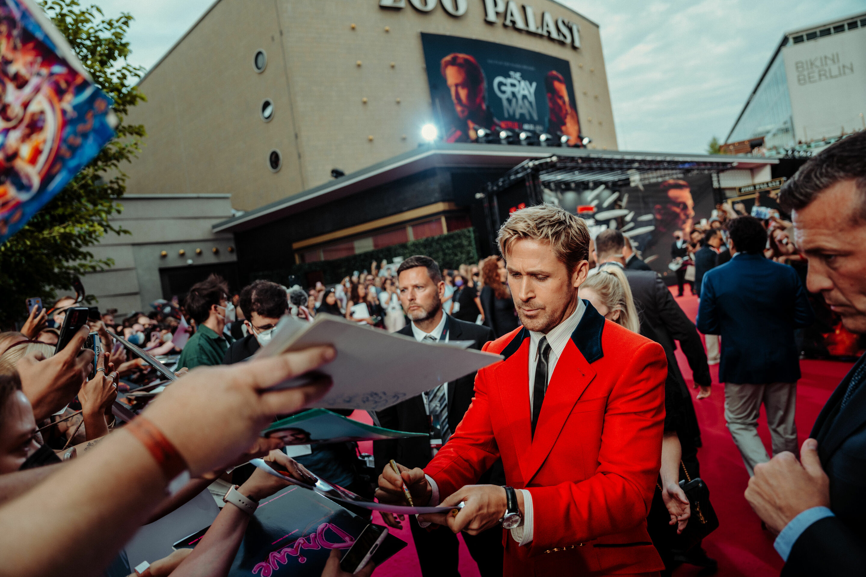 Audi kooperiert mit Netflix und ist die offizielle Automarke im Film "The Gray Man" - Audi bei der Filmpremiere von "The Gray Man" in Berlin – Mit dem Audi RS e-tron GT und seiner Folierung zum Film "The Gray Man" sind die Regisseure Joe und Anthony Russo...