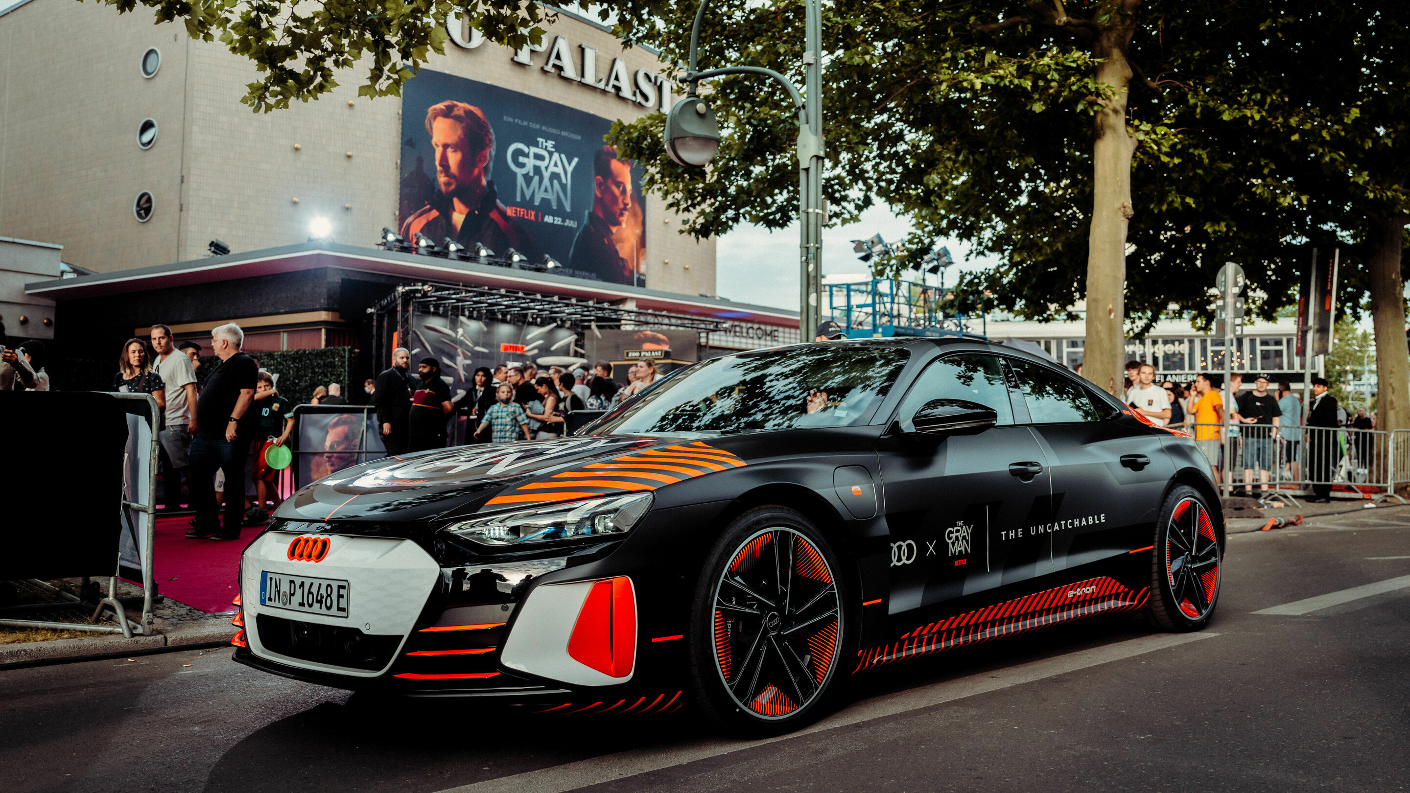 Audi kooperiert mit Netflix und ist die offizielle Automarke im Film "The Gray Man" - Audi bei der Filmpremiere von "The Gray Man" in Berlin – Mit dem Audi RS e-tron GT und seiner Folierung zum Film "The Gray Man" sind die Regisseure Joe und Anthony Russo...