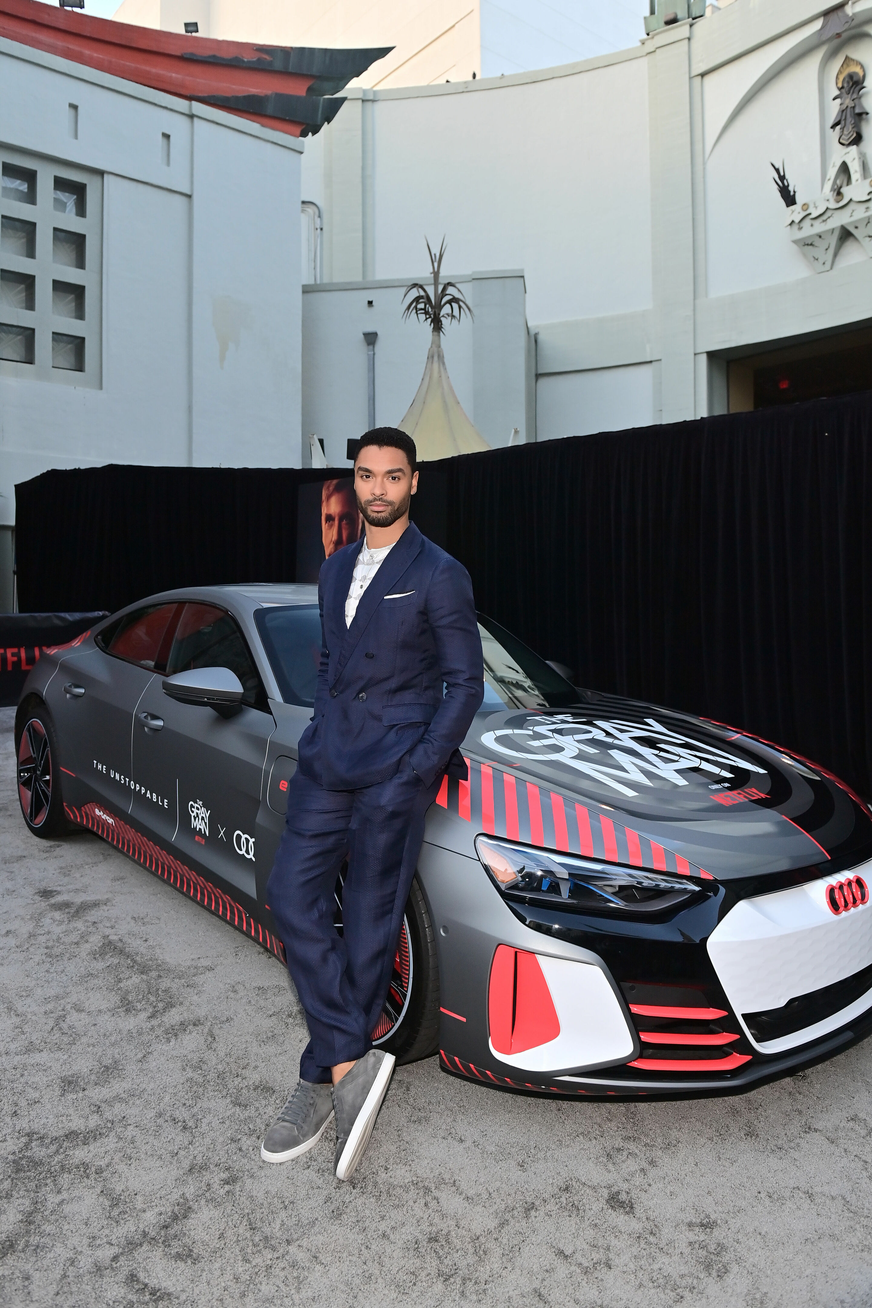 Audi kooperiert mit Netflix und ist die offizielle Automarke im Film "The Gray Man" - Audi bei der Filmpremiere von "The Gray Man" in Berlin – Mit dem Audi RS e-tron GT und seiner Folierung zum Film "The Gray Man" sind die Regisseure Joe und Anthony Russo...