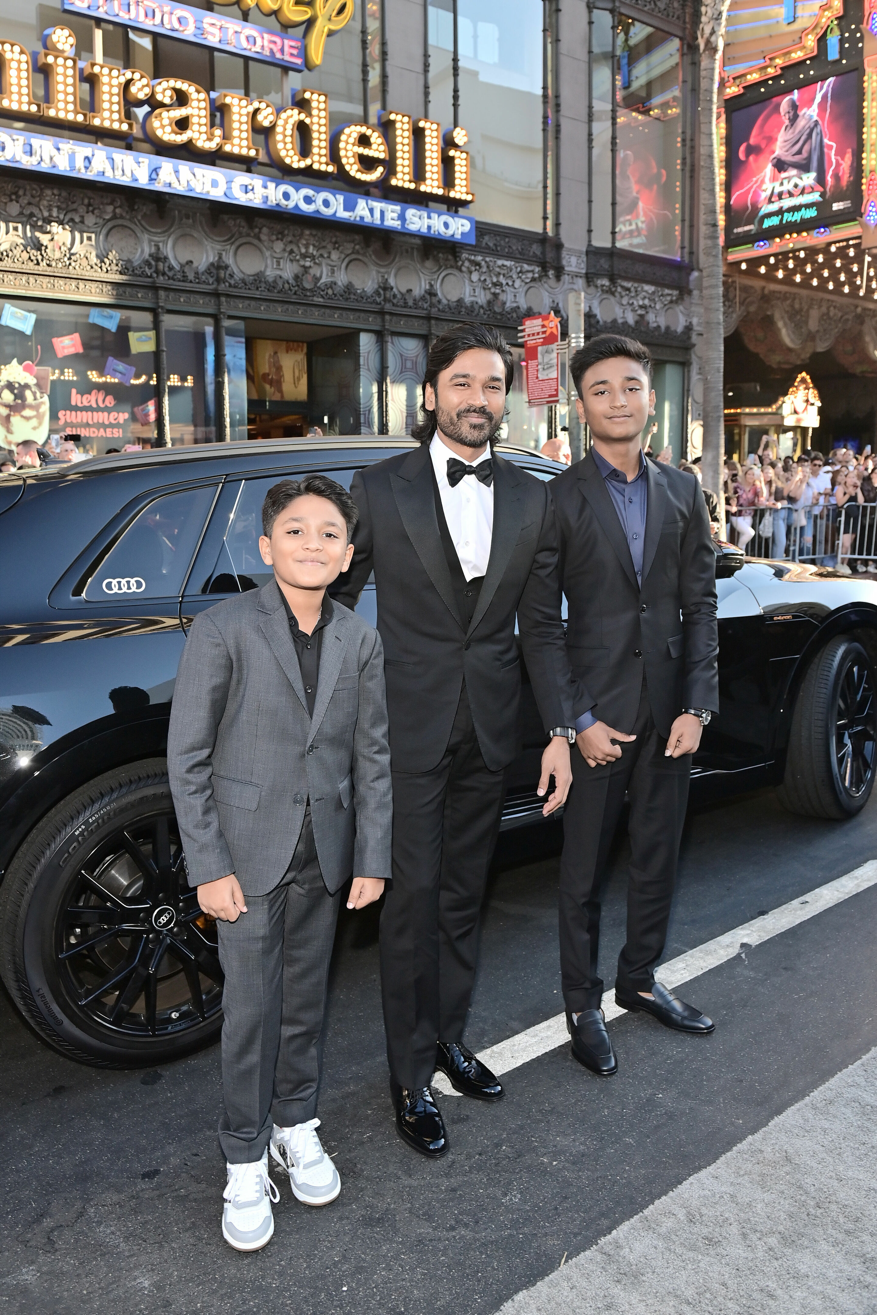 Audi kooperiert mit Netflix und ist die offizielle Automarke im Film "The Gray Man" - Audi bei der Filmpremiere von "The Gray Man" in Berlin – Mit dem Audi RS e-tron GT und seiner Folierung zum Film "The Gray Man" sind die Regisseure Joe und Anthony Russo...