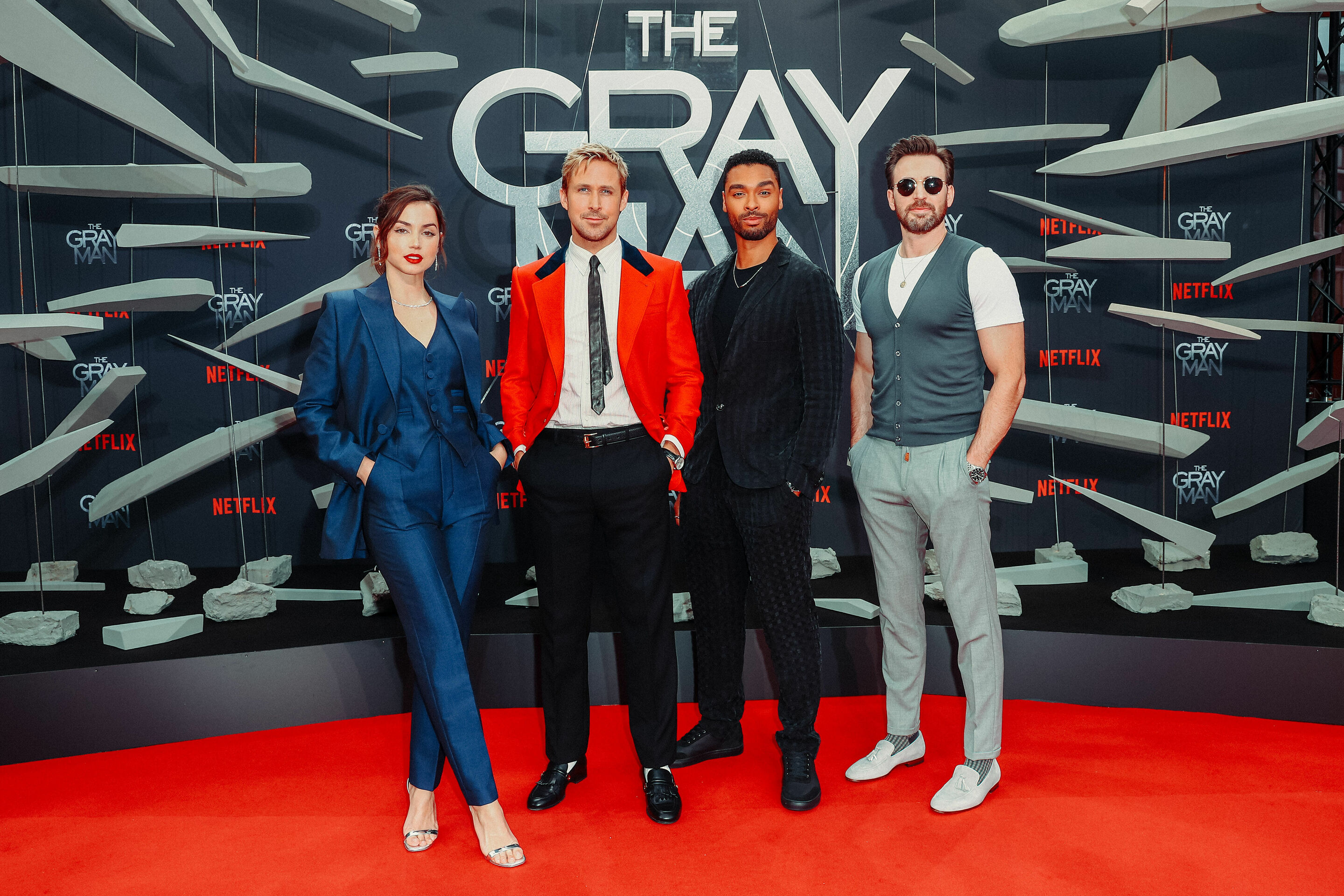 Audi kooperiert mit Netflix und ist die offizielle Automarke im Film "The Gray Man" - Audi bei der Filmpremiere von "The Gray Man" in Berlin – Mit dem Audi RS e-tron GT und seiner Folierung zum Film "The Gray Man" sind die Regisseure Joe und Anthony Russo...