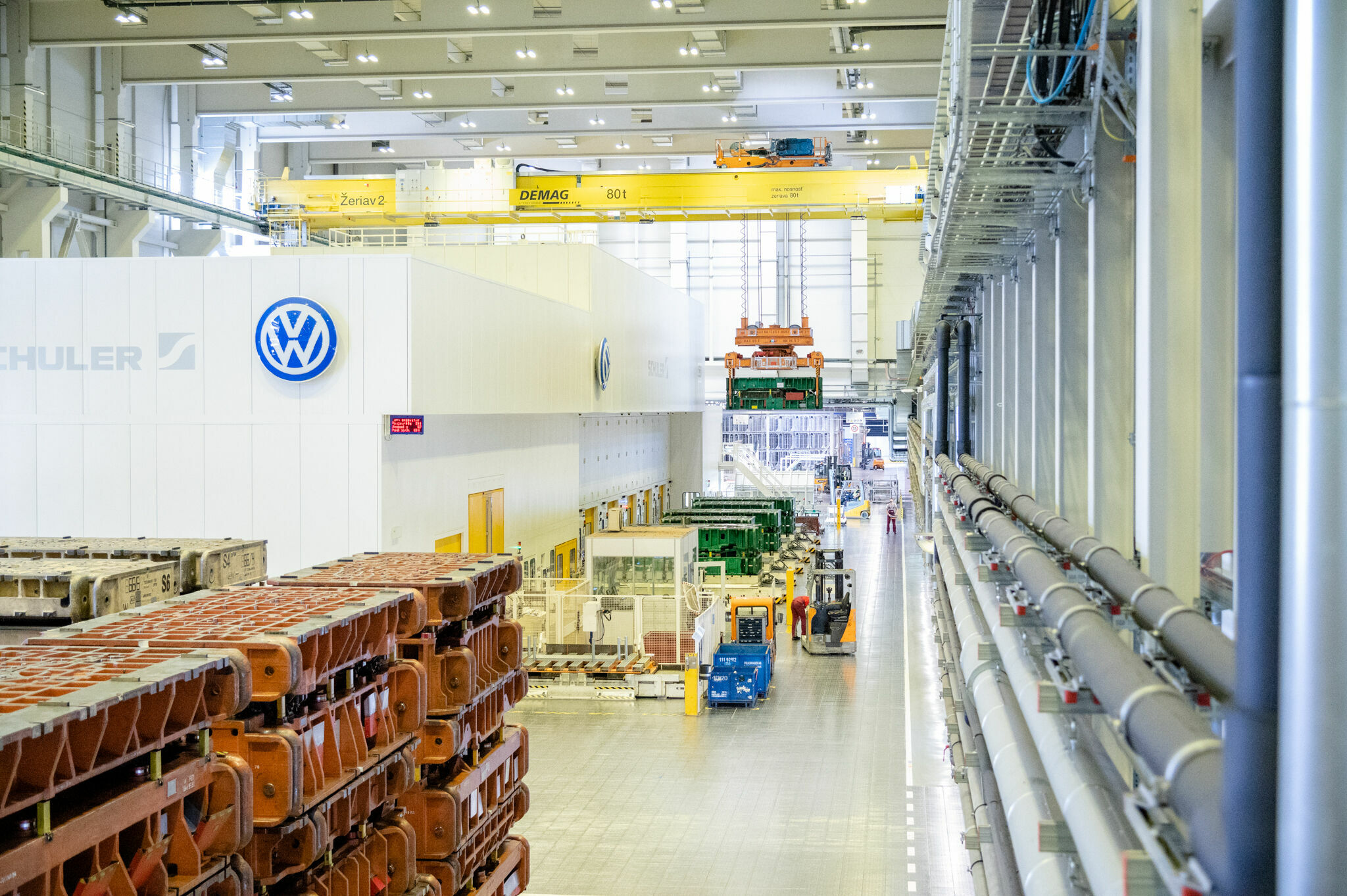 Geschlossener Kreislauf für Aluminium: Volkswagen Slovakia nähert sich der  CO2-Neutralität - Im Presswerk in Bratislava gibt es zwei Kräne zum Transport schwerer Presswerkzeuge. Hier werden größtenteils Aluminiumaußensichtteile unter anderem für Audi...