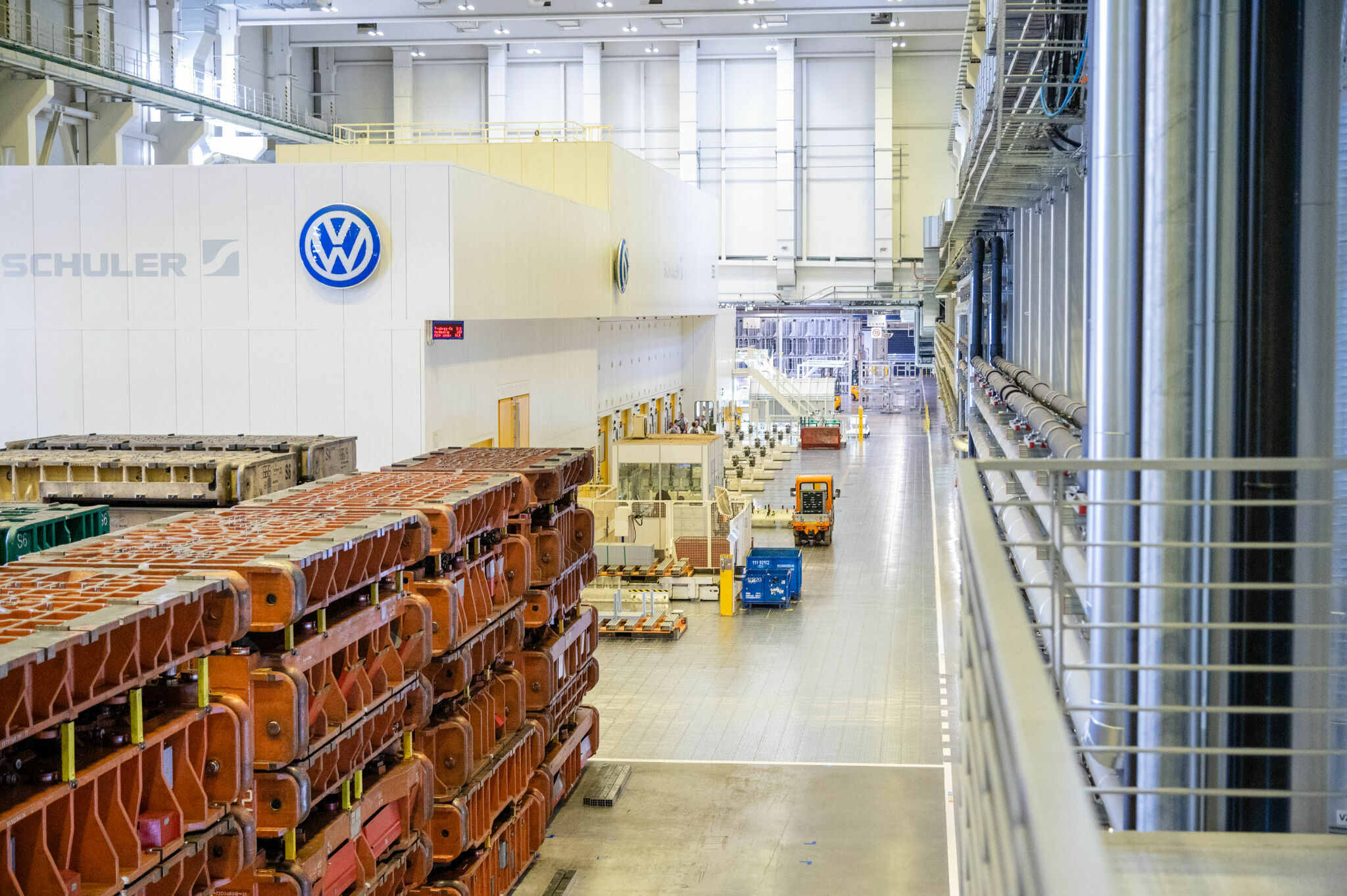 Geschlossener Kreislauf für Aluminium: Volkswagen Slovakia nähert sich der  CO2-Neutralität - Das Presswerk in Bratislava wurde im Jahr 2013 im Betrieb genommen. Hier werden Stahl und Aluminium gepresst.