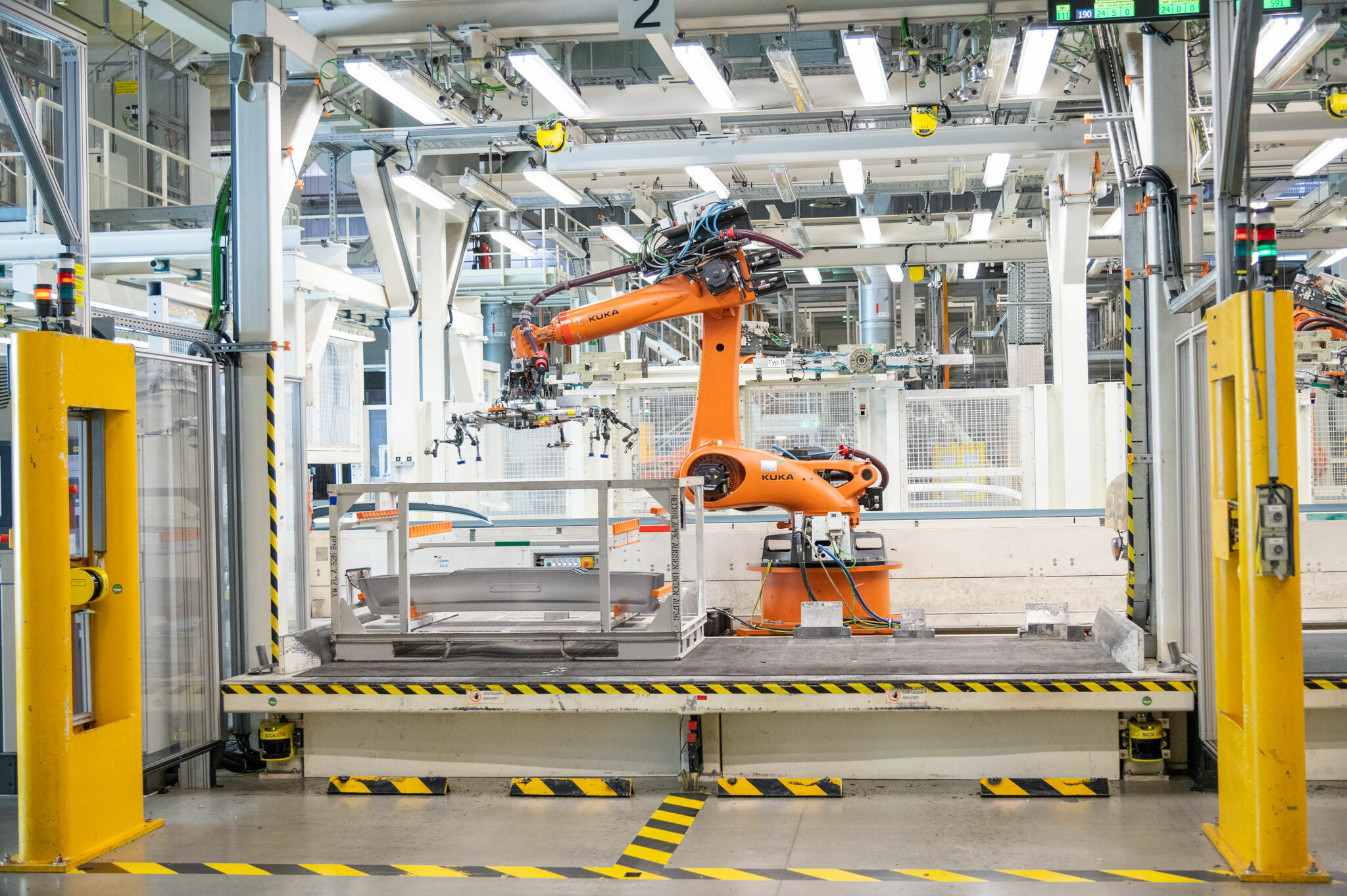 Geschlossener Kreislauf für Aluminium: Volkswagen Slovakia nähert sich der  CO2-Neutralität - Viele Prozesse im Presswerk in Bratislava wurden automatisiert. Zum Beispiel auch die automatische Entnahme der hergestellten Teile mit Hilfe von Robotern.