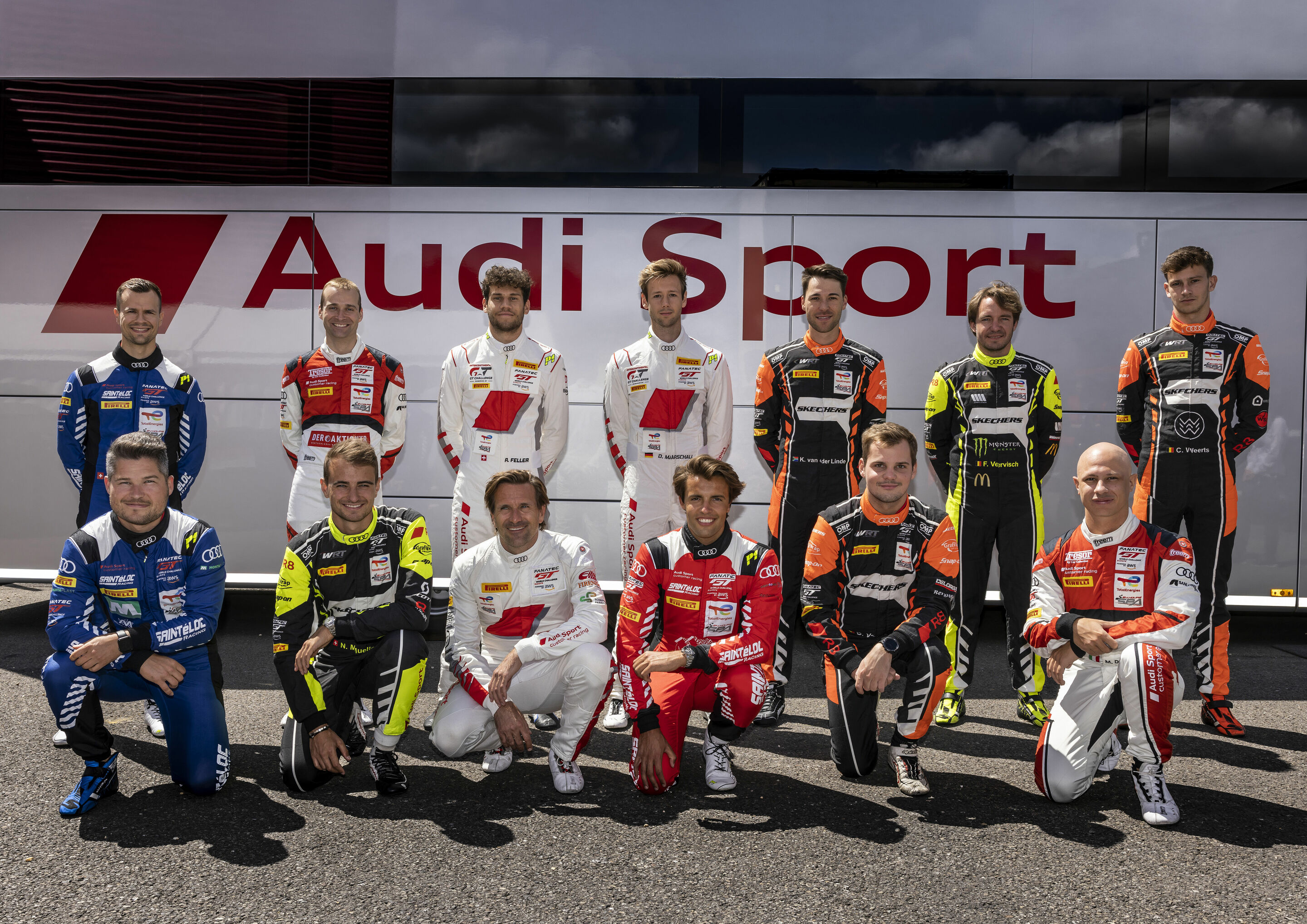 24h Spa 2022 - Hintere Reihe von links: Patric Niederhauser, Christopher Haase, Ricardo Feller, Dennis Marschall, Kelvin van der Linde, Frédéric Vervisch, Charles Weerts. Vordere Reihe von links: Christopher Mies, Nico Müller, Markus Winkelhock, Gilles...